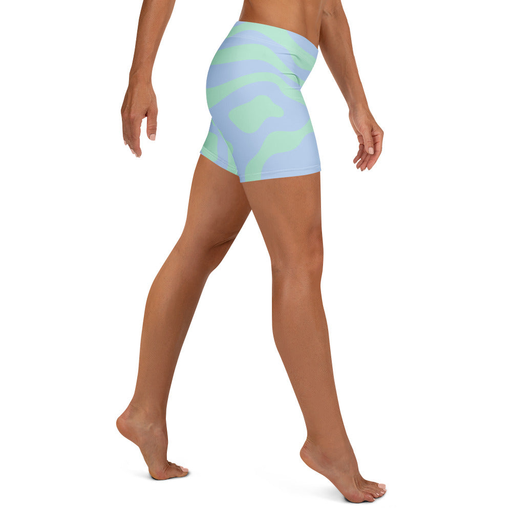 Damen Sport-Shorts mit All-Over-Print, 4-Wege-Stretch, recyceltes Polyester, weiße Shorts von Sportswear Iron Monkey 23, seitliche Ansicht
