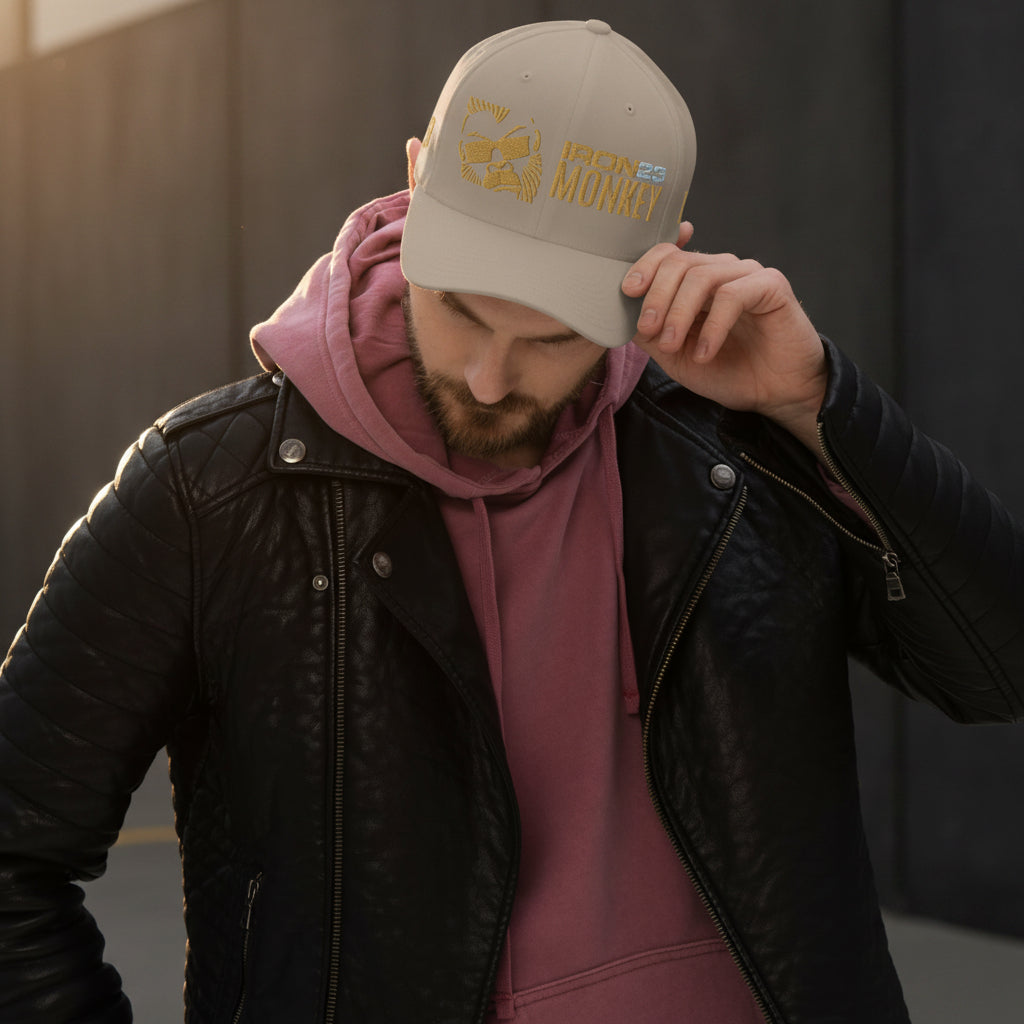 Strukturierte Monkey Cord-Cap von Sportswear Iron Monkey 23 in Khaki, mit geschlossener Rückseite und geblocktem Design.
