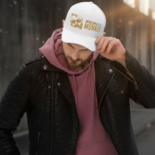 Weiße strukturierte Monkey Cord-Cap von Sportswear Iron Monkey 23, geschlossene Rückseite, frontales Design, sportlicher Look