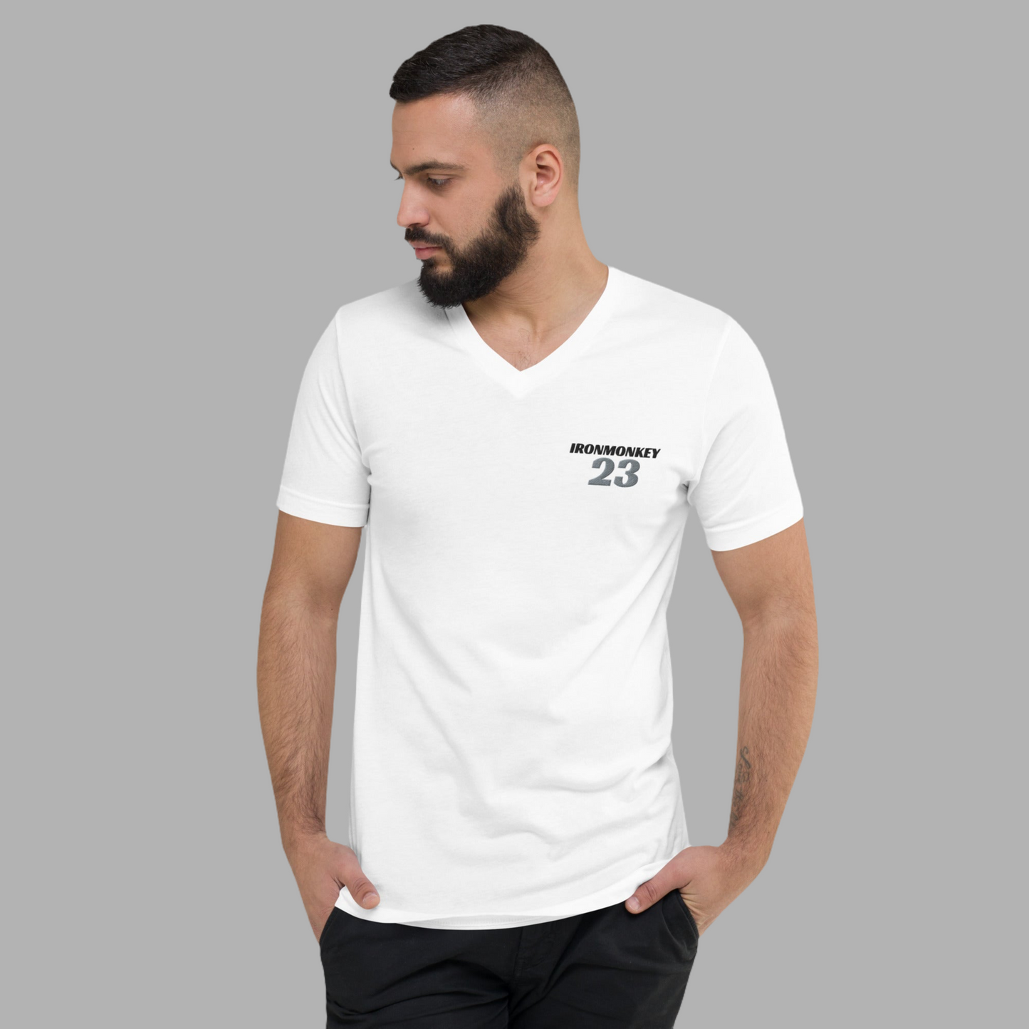 Kurzärmeliges Unisex-T-Shirt mit V-Ausschnitt - Sportswear Iron Monkey 23
