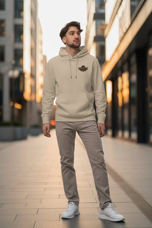 Unisex Bio-Hoodie von Sportswear Iron Monkey 23 aus GOTS-zertifizierter Bio-Baumwolle, Vorderansicht in Desert Dust Farbe