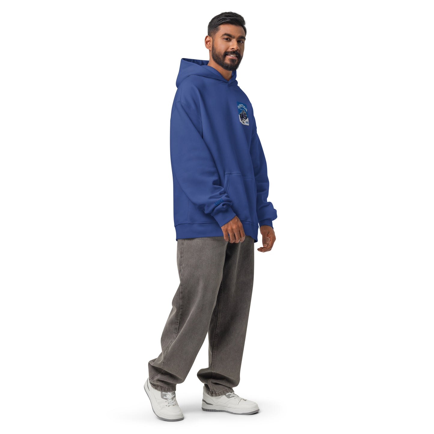 Unisex-Relax-Hoodie von Sportswear Iron Monkey 23 in Kobaltblau, rechte Frontansicht, oversize Passform, bequemer Casual-Look