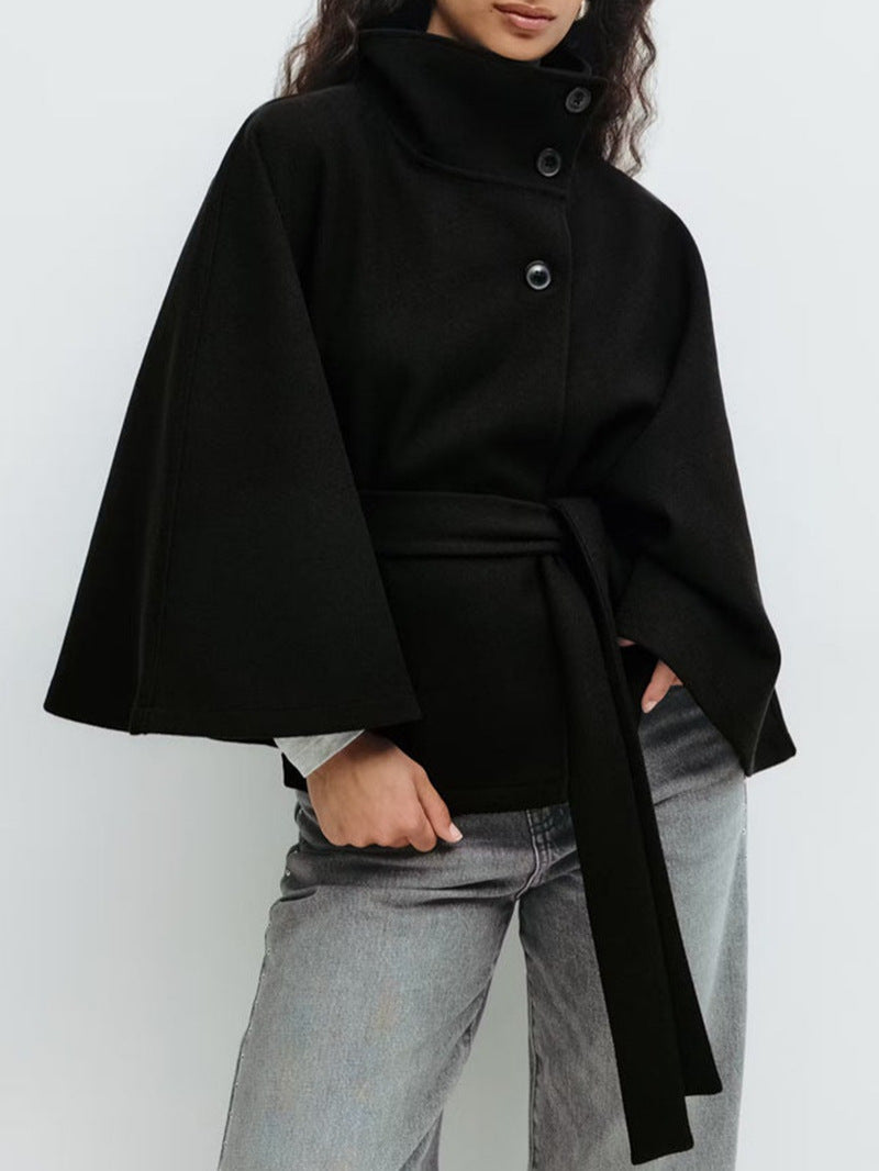Eleganter Damen-Trenchcoat von eprolo mit Cape-Kragen, Gürtel und Knopfleiste, aus hochwertigem Mantelstoff.