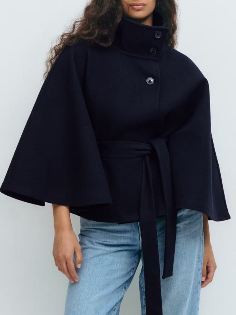 Eleganter Damen-Trenchcoat von eprolo mit Cape-Kragen, Gürtel und Knopfleiste, aus weichem, hochwertigem Stoff.