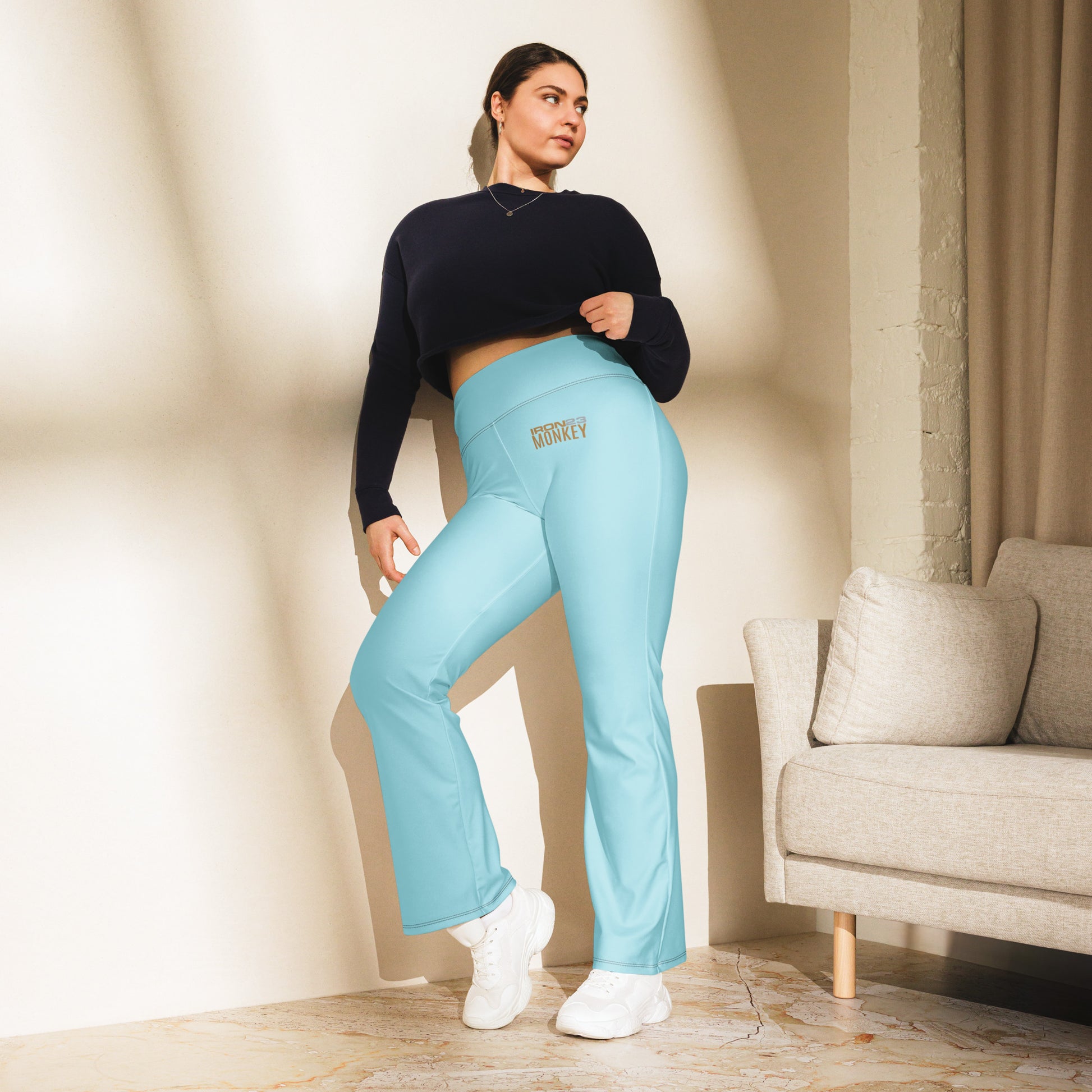 Damen Flare Leggings von Sportswear Iron Monkey 23 mit All-Over-Print, High-Waist, po-hebend und UPF 50+ sichtbar im Frontansicht.