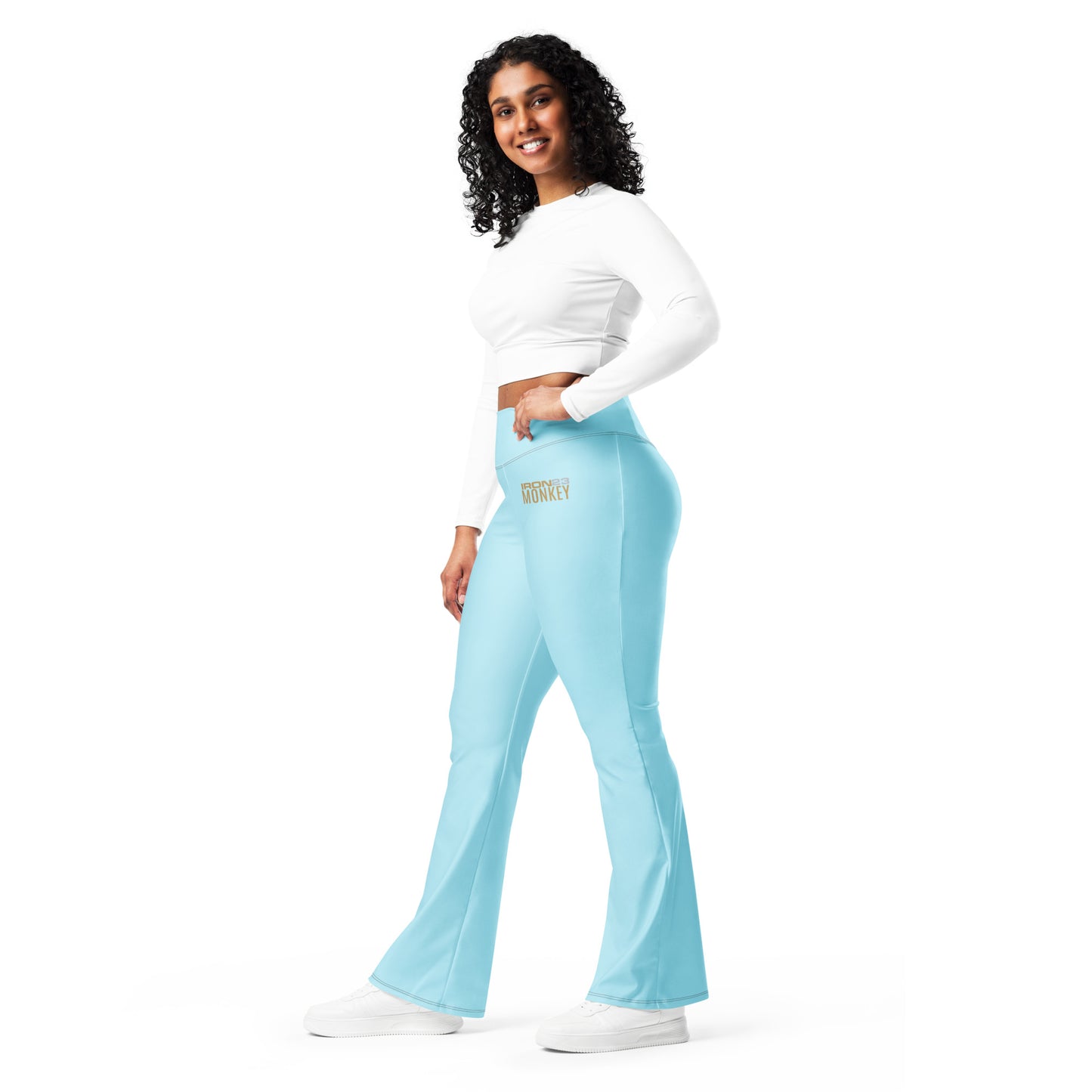 Damen Flare Leggings von Sportswear Iron Monkey 23 mit All-Over-Print, High-Waist, po-hebend und UPF 50+ im weißen Design.