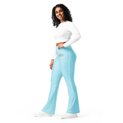 Damen Flare Leggings von Sportswear Iron Monkey 23 mit All-Over-Print, High-Waist, po-hebend und UPF 50+ im weißen Design.