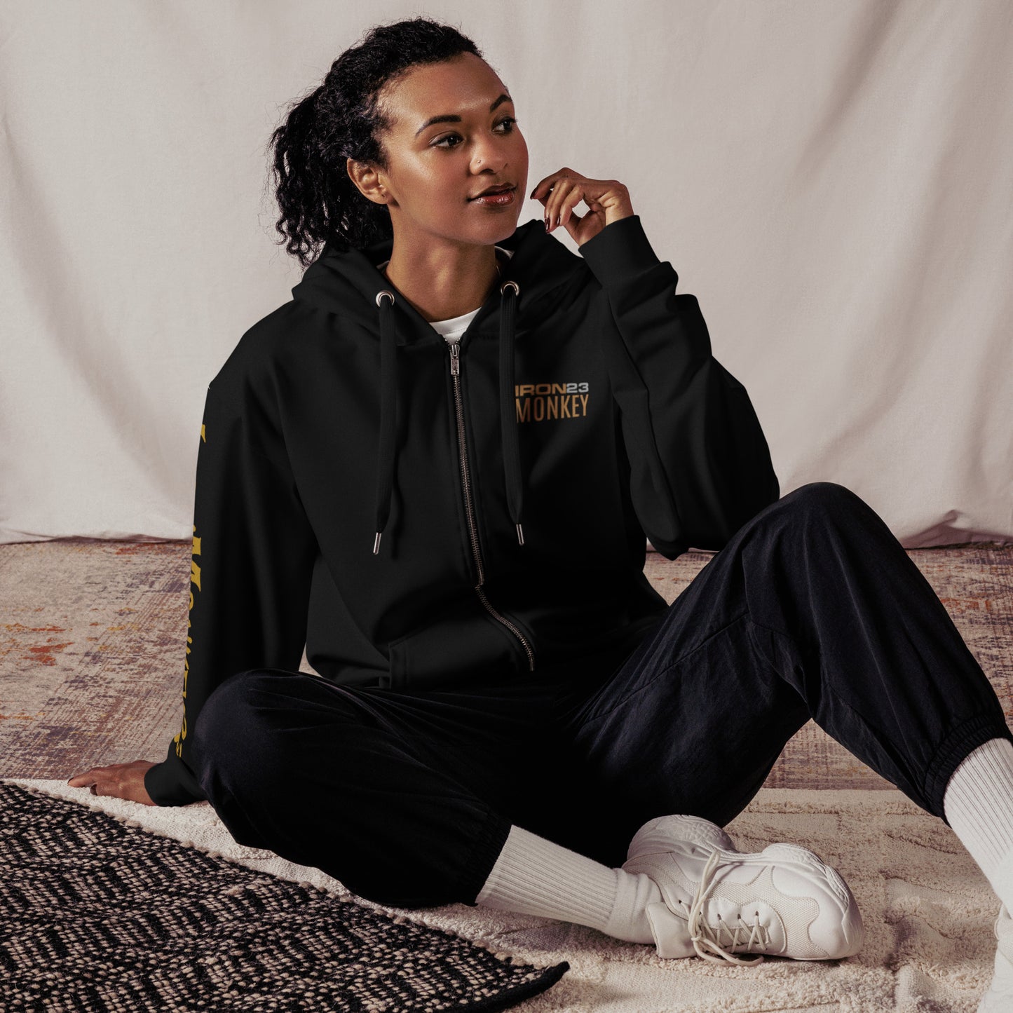 Recycelter Unisex Zip-Hoodie von Sportswear Iron Monkey 23 mit Allover-Print, weiß, aus 95 % recyceltem Material, GRS OEKO-TEX.