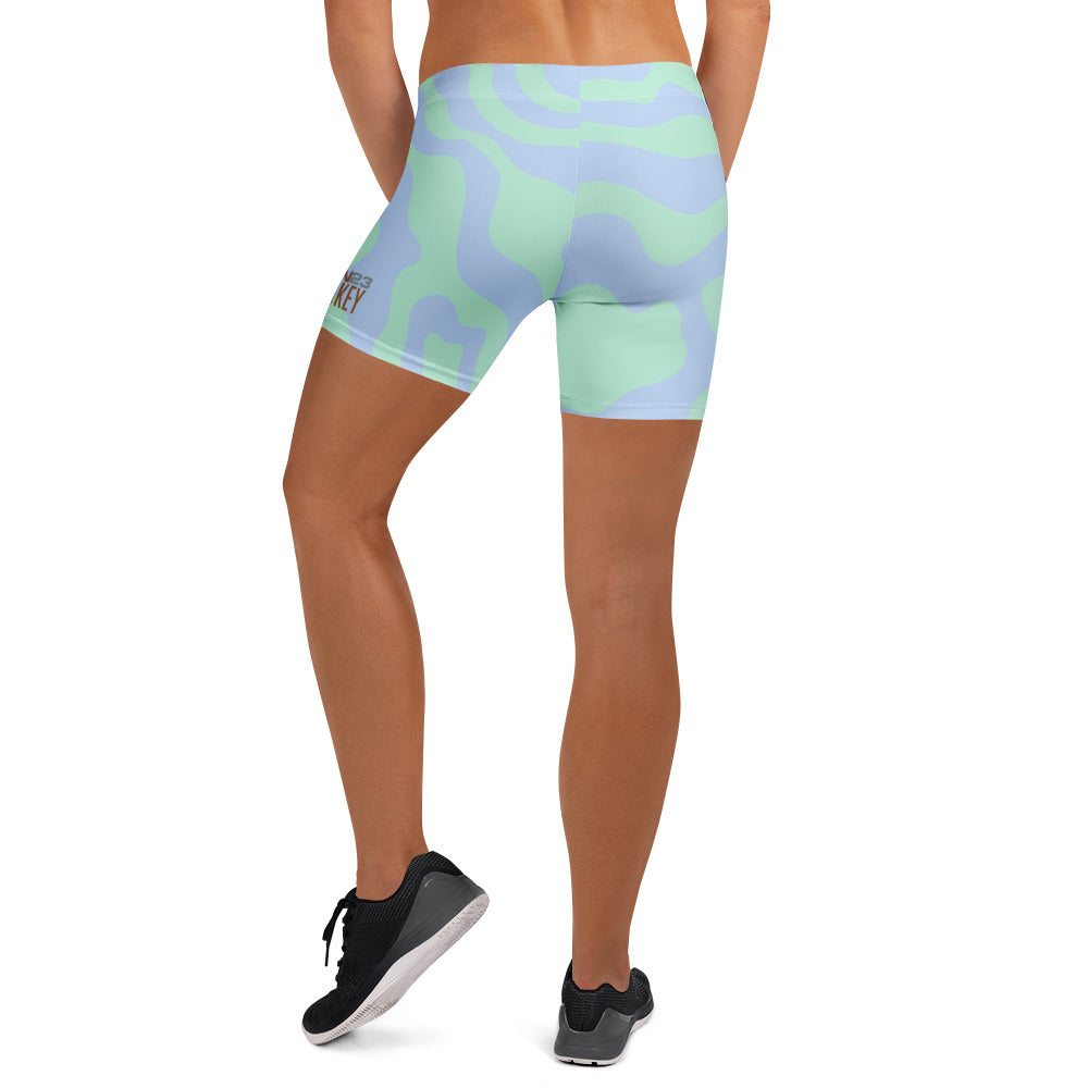 Damen Sport-Shorts mit All-Over-Print in Weiß, 4-Wege-Stretch, recyceltes Polyester, von Sportswear Iron Monkey 23, Rückenansicht