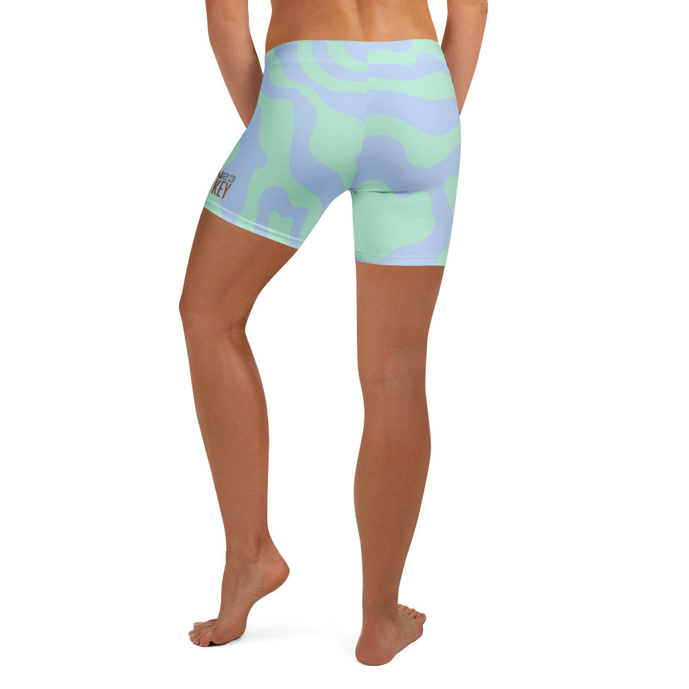 Damen Sport-Shorts mit All-Over-Print von Sportswear Iron Monkey 23, 4-Wege-Stretch, recyceltes Polyester, weiße Rückseite