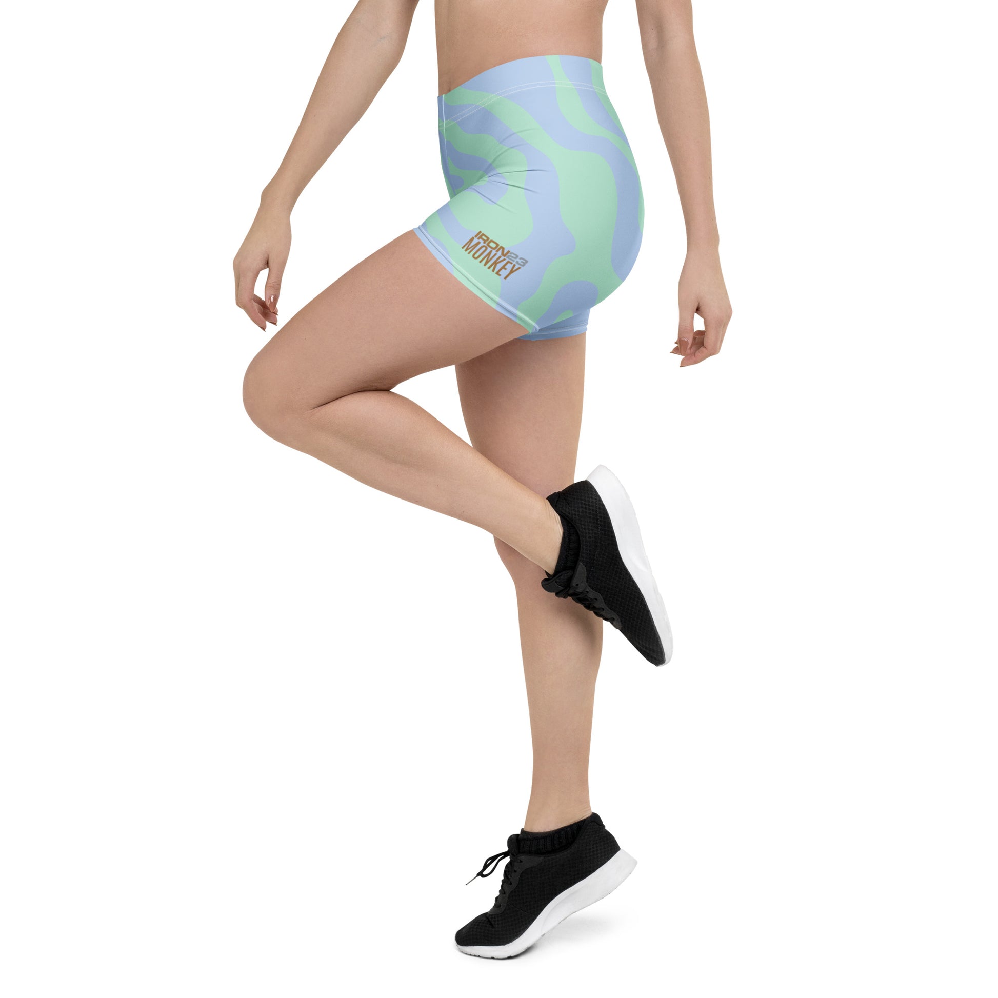 Damen Sport-Shorts von Sportswear Iron Monkey 23 mit All-Over-Print, 4-Wege-Stretch, recyceltes Polyester, weiße Farbe, links sichtbar