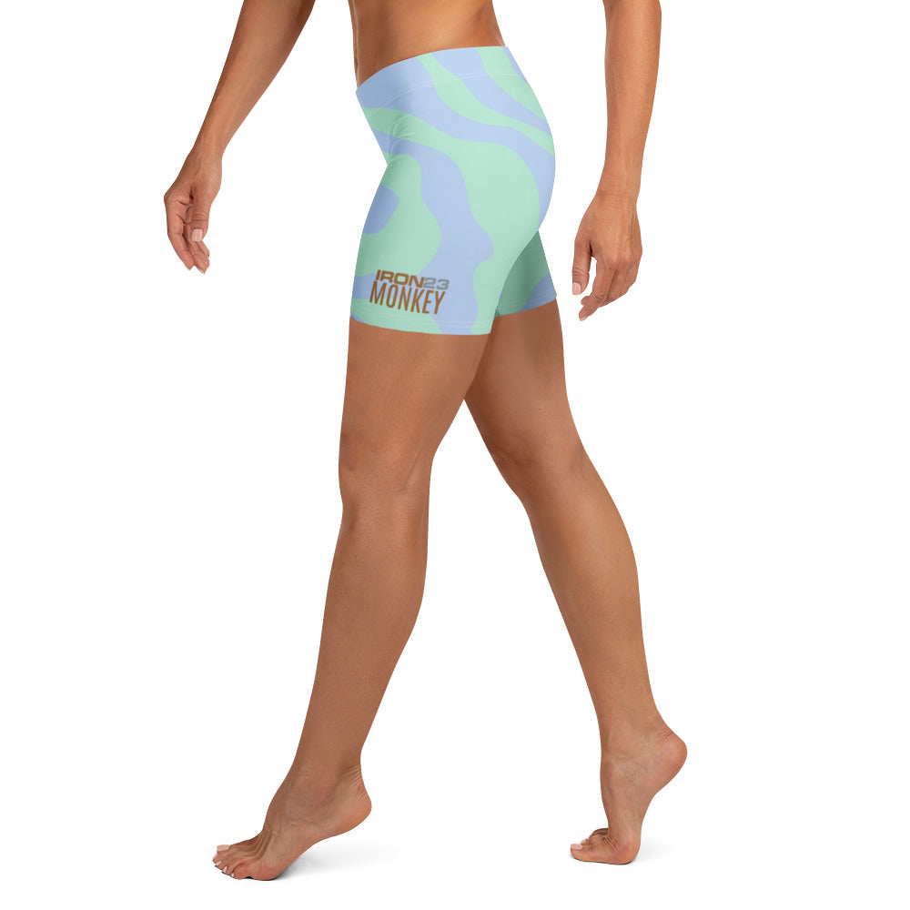 Damen Sport-Shorts mit All-Over-Print und 4-Wege-Stretch aus recyceltem Polyester, weiß, von Iron Monkey 23.