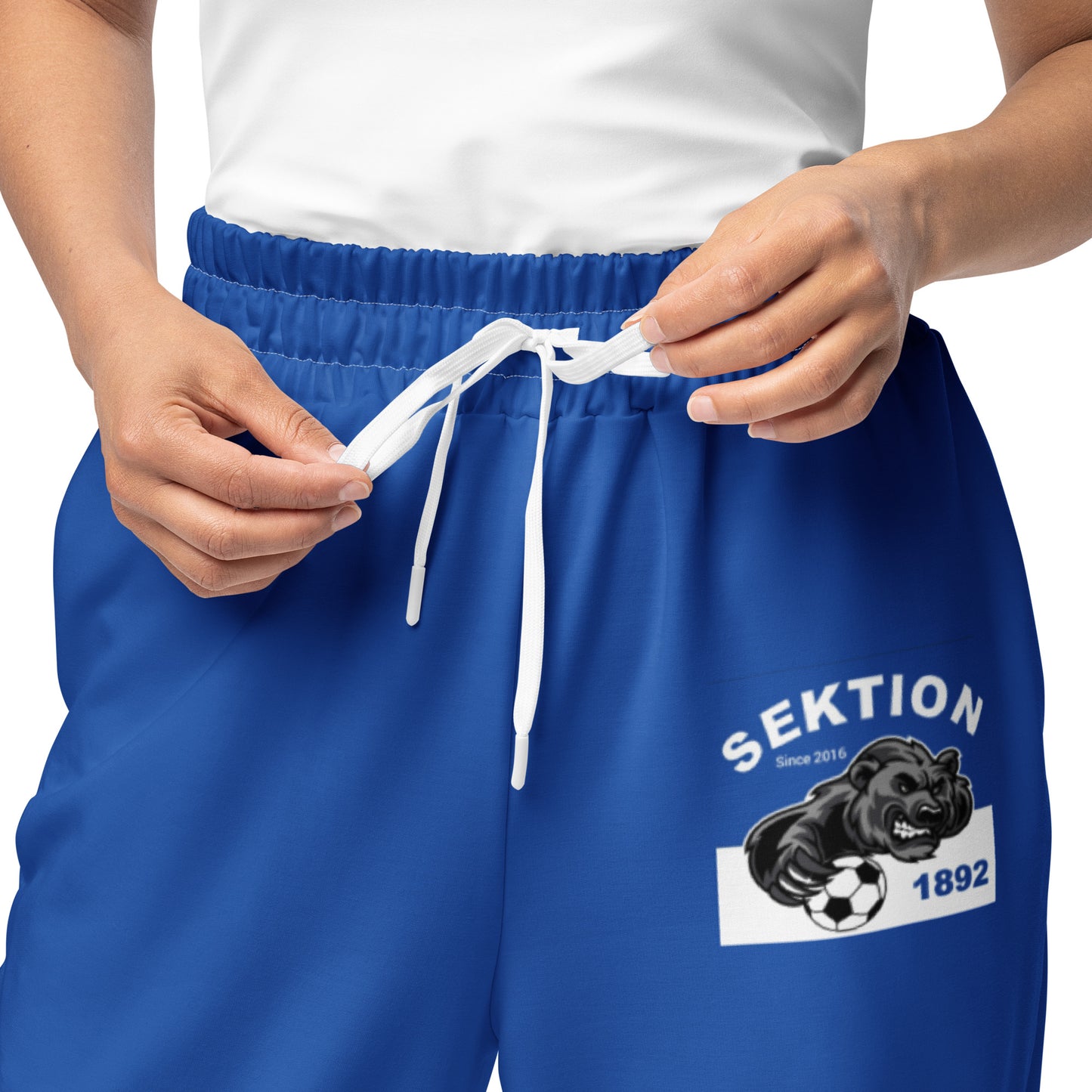 Weißer Unisex-Jogginghose mit weitem Bein und Allover-Print von Sportswear Iron Monkey 23, vorne sichtbar.