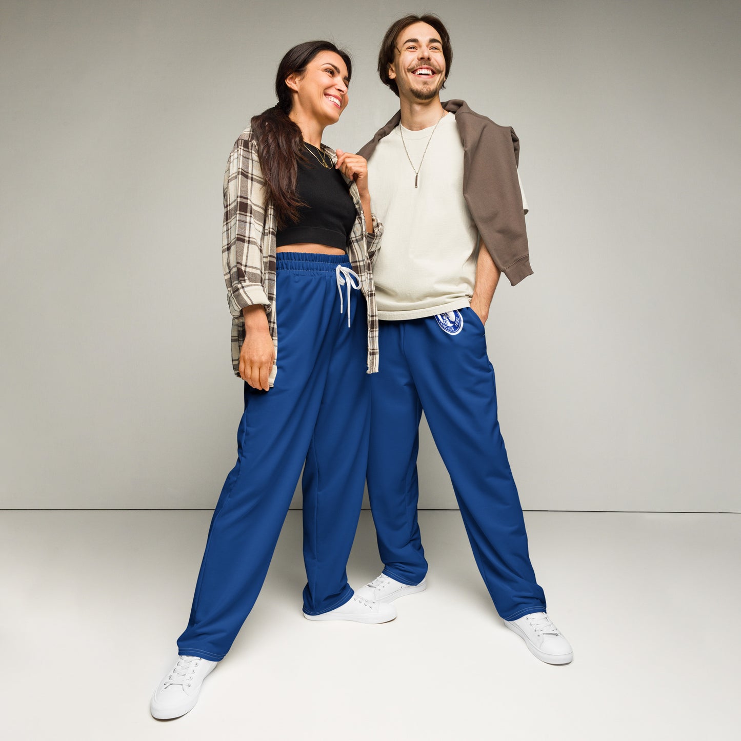 Recycelte Unisex-Joggingshose mit weiten Beinen und All-Over-Print, von Sportswear Iron Monkey 23, weiße Vorderansicht