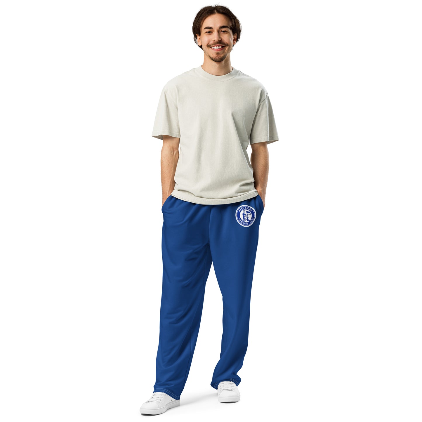 Recycelte Unisex-Joggingshose mit weitem Bein und Allover-Print von Sportswear Iron Monkey 23, weiße Jogger im Frontansicht.