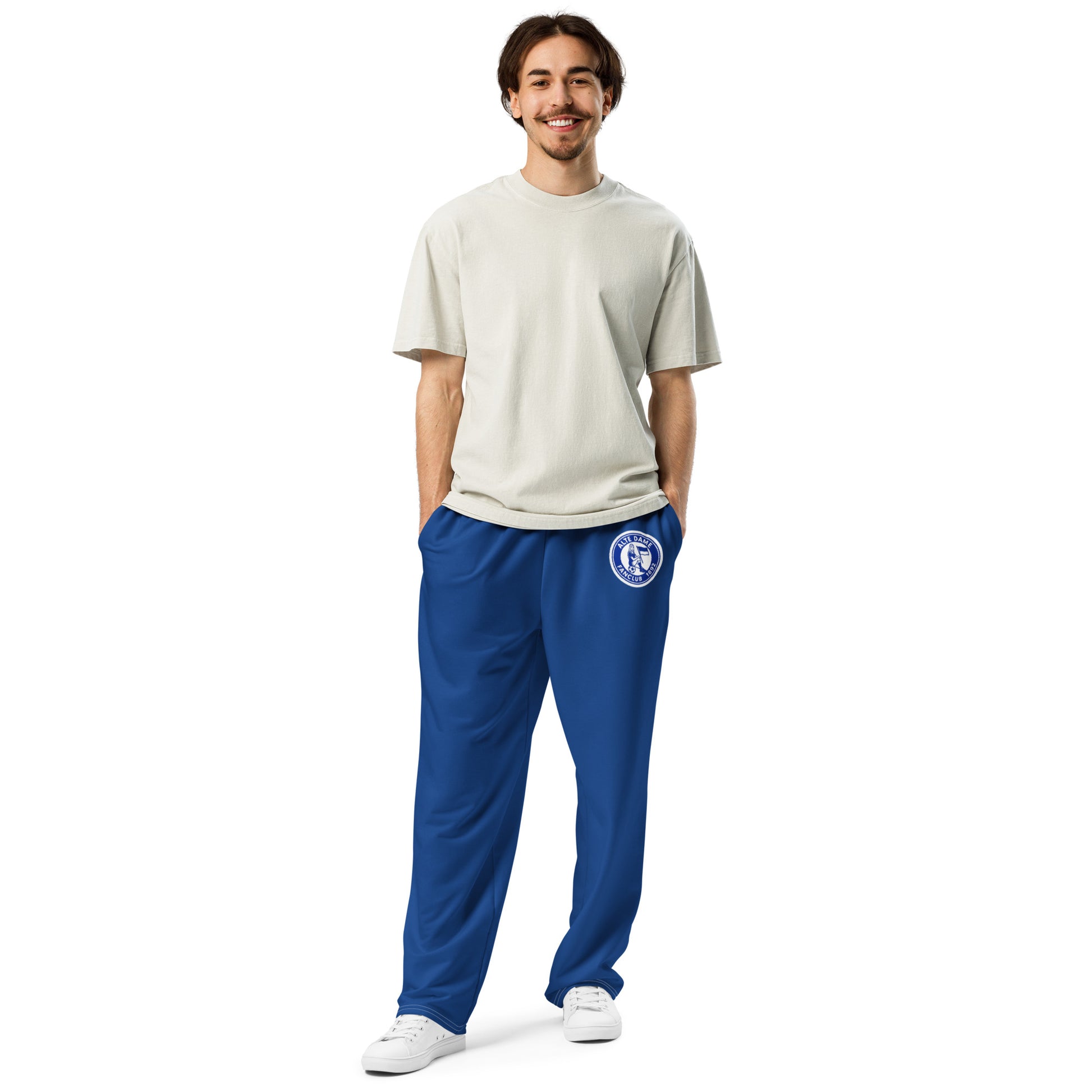 Recycelte Unisex-Joggingshose mit weitem Bein und Allover-Print von Sportswear Iron Monkey 23, weiße Jogger im Frontansicht.