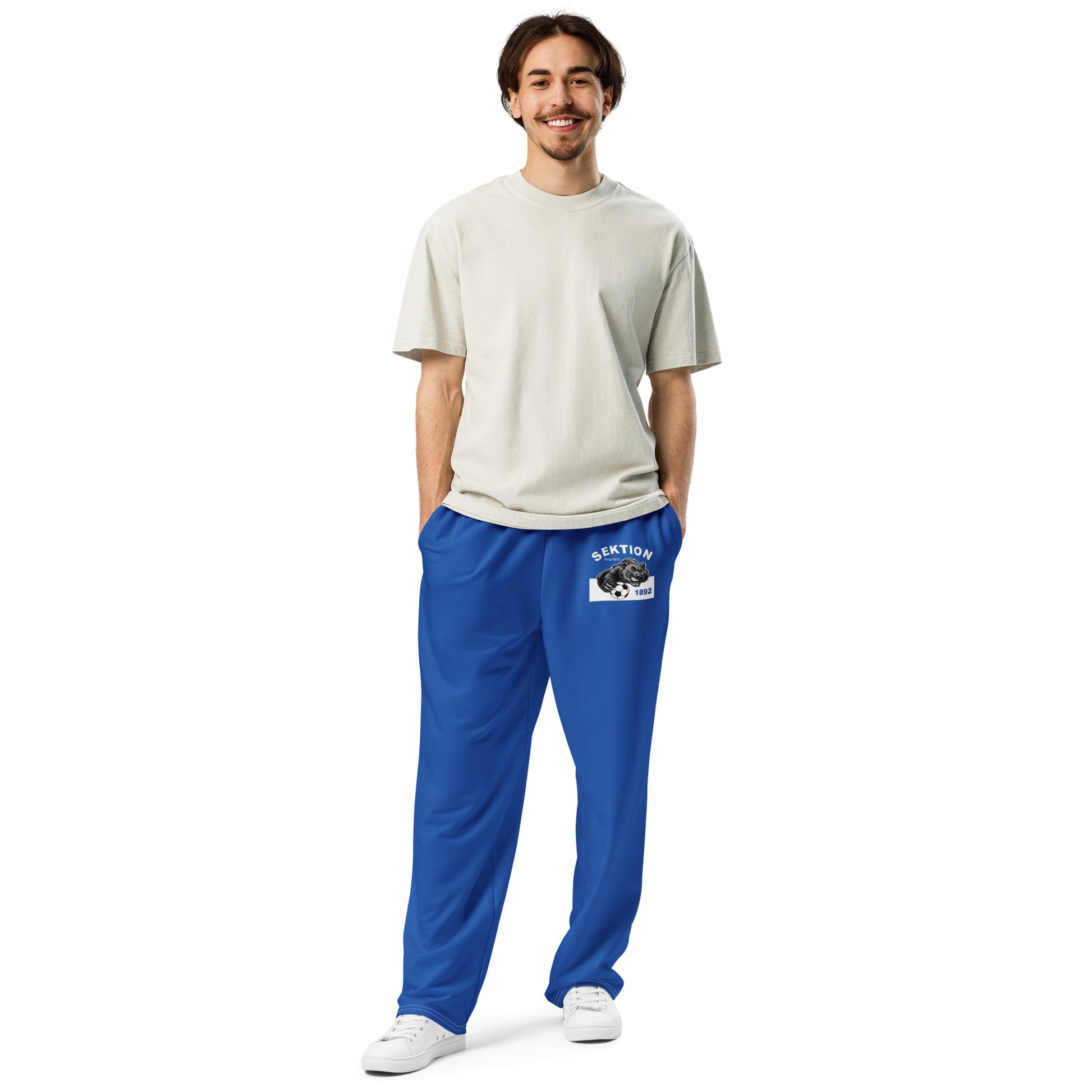 Weißer Unisex-Jogginghose mit weitem Bein und All-Over-Print von Sportswear Iron Monkey 23, vorne sichtbar.