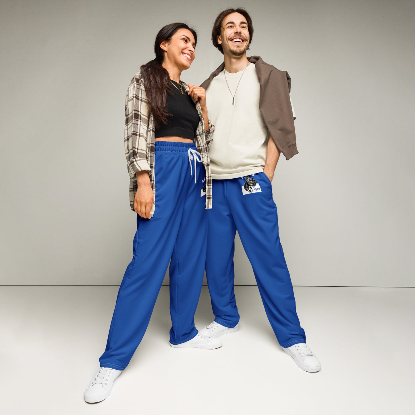 Unisex-Joggingshose von Sportswear Iron Monkey 23 mit weitem Bein und Allover-Print in Weiß, vorne sichtbar.