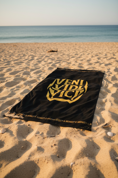 Weißes Veni Vidi Vici Handtuch von Sportswear Iron Monkey 23 mit Julius Caesar Aufdruck, 30x60 cm, für Strand und Fitness.