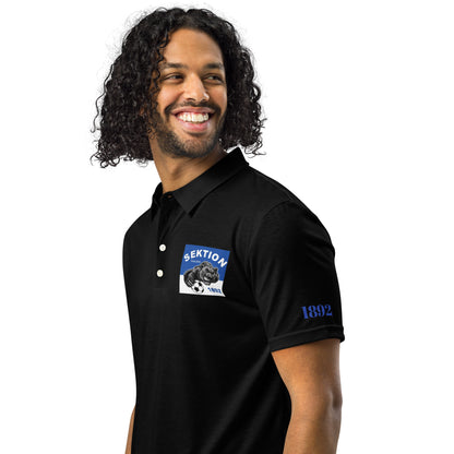 Männer-Polo-Shirt von Sportswear Iron Monkey 23, schwarzes Slim-Fit Polo mit All-Over-Print, vorne links sichtbar