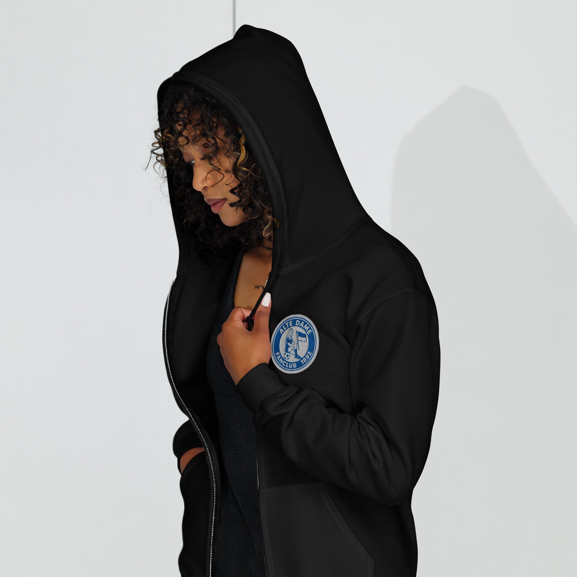 Unisex Heavy-Blend Zip Hoodie von Sportswear Iron Monkey 23 mit Fanclub Alte Dame 1892 Aufdruck, schwarze Kapuzenjacke, Vorderansicht