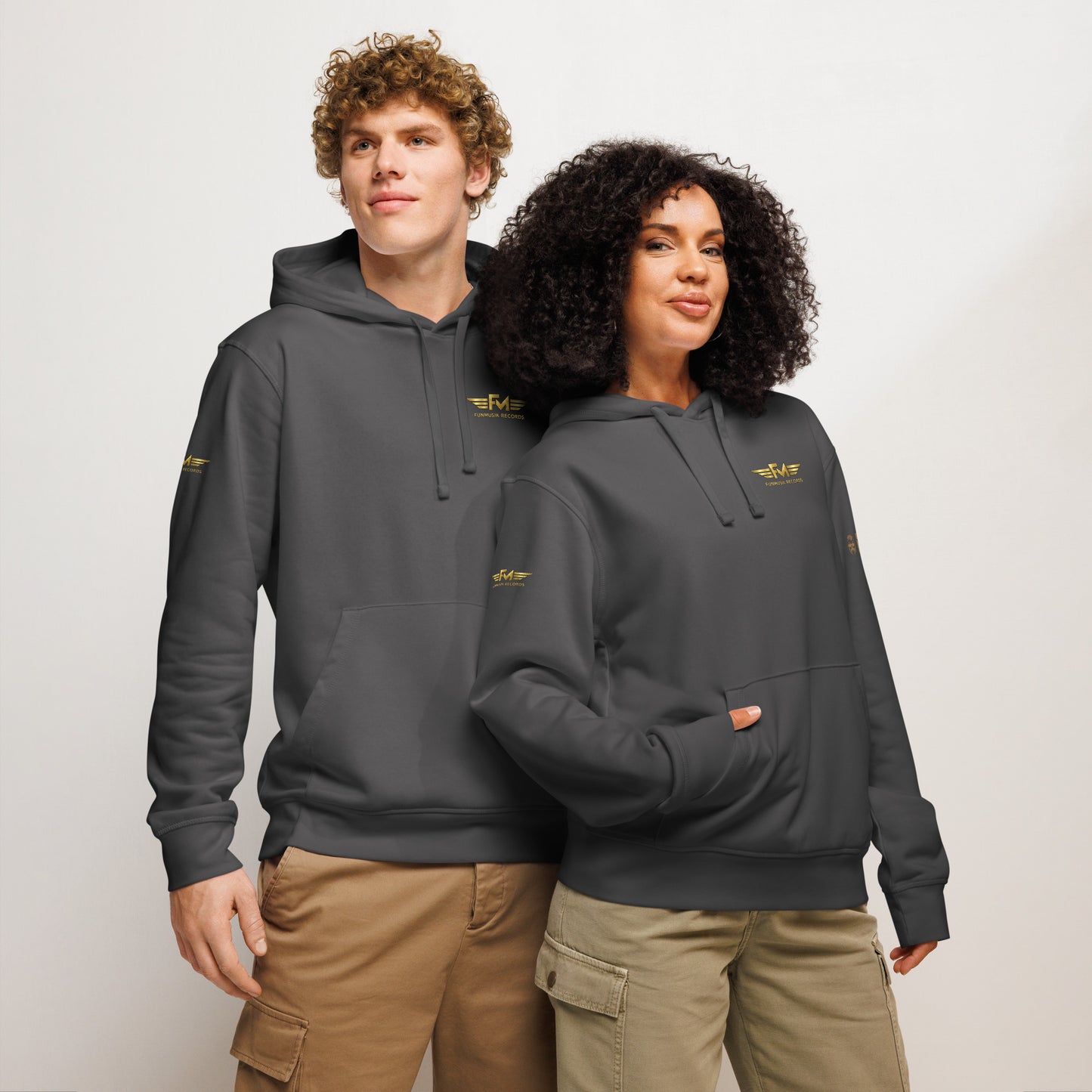 Unisex Bio-Hoodie von Sportswear Iron Monkey 23, anthrazit, nachhaltiger Midweight Hoodie mit Drommer-Design vorne.