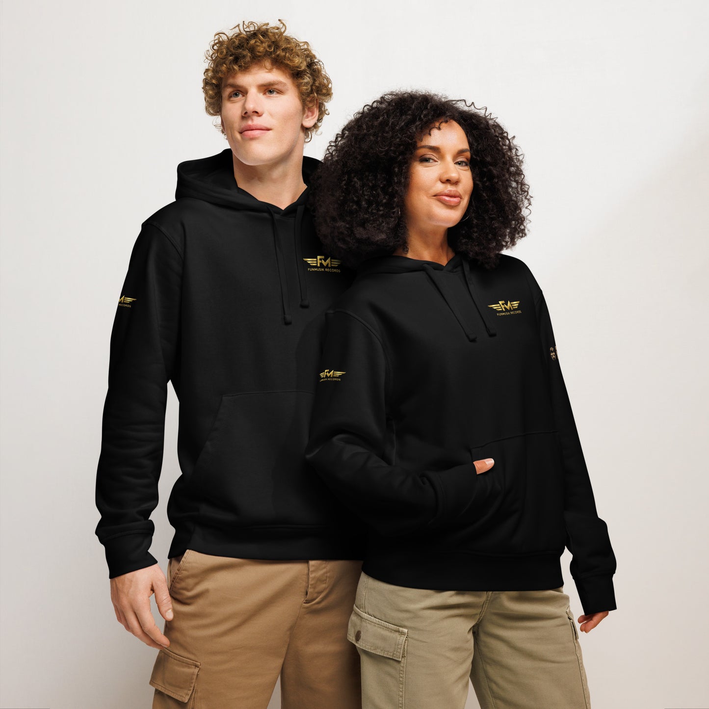 Unisex Bio-Hoodie von Sportswear Iron Monkey 23 in Schwarz, nachhaltiger Midweight Hoodie mit Drum-Motiv vorne.