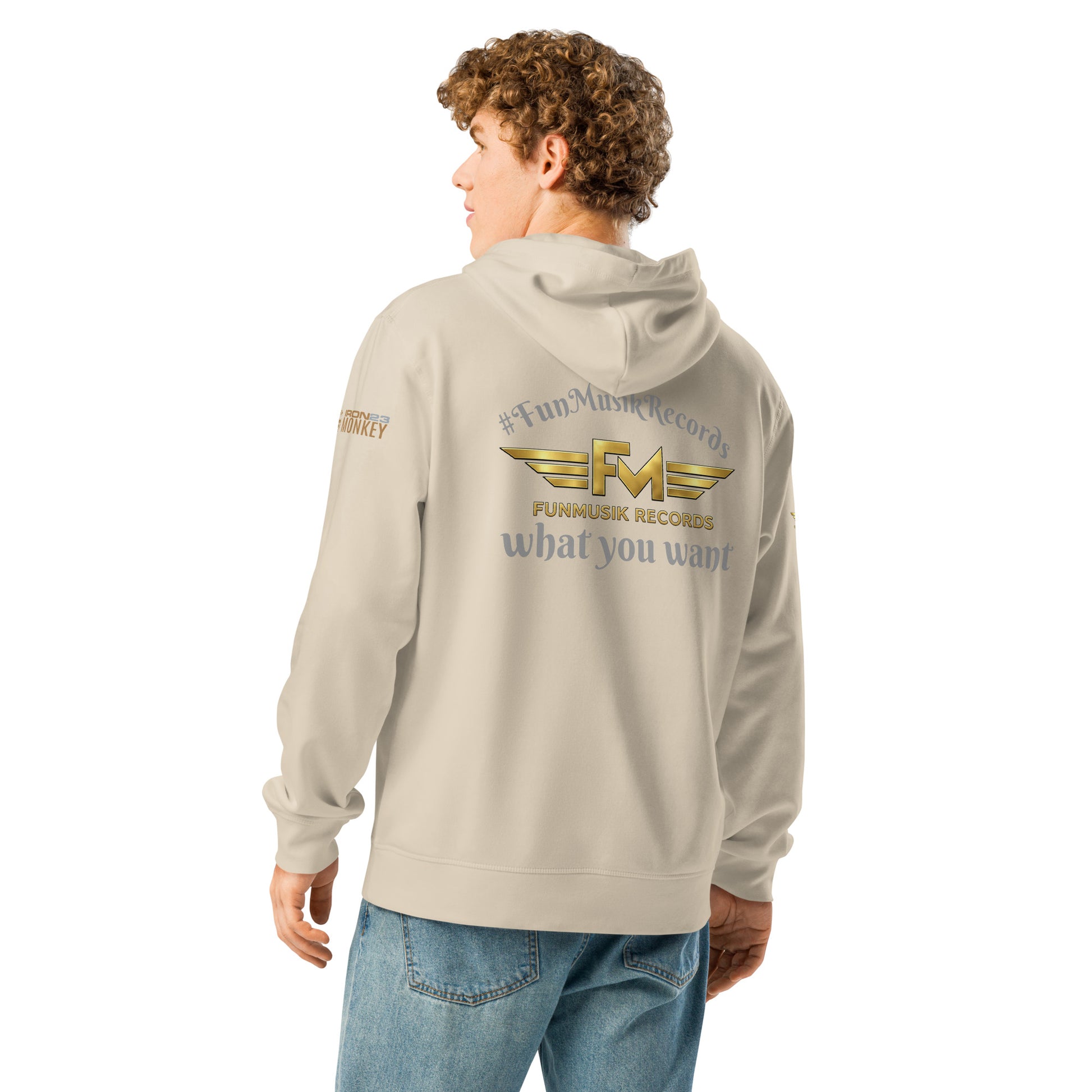 Unisex Bio-Hoodie von Sportswear Iron Monkey 23, nachhaltiger Midweight Hoodie mit Drumermotiv, Desert Dust Hintergrund.