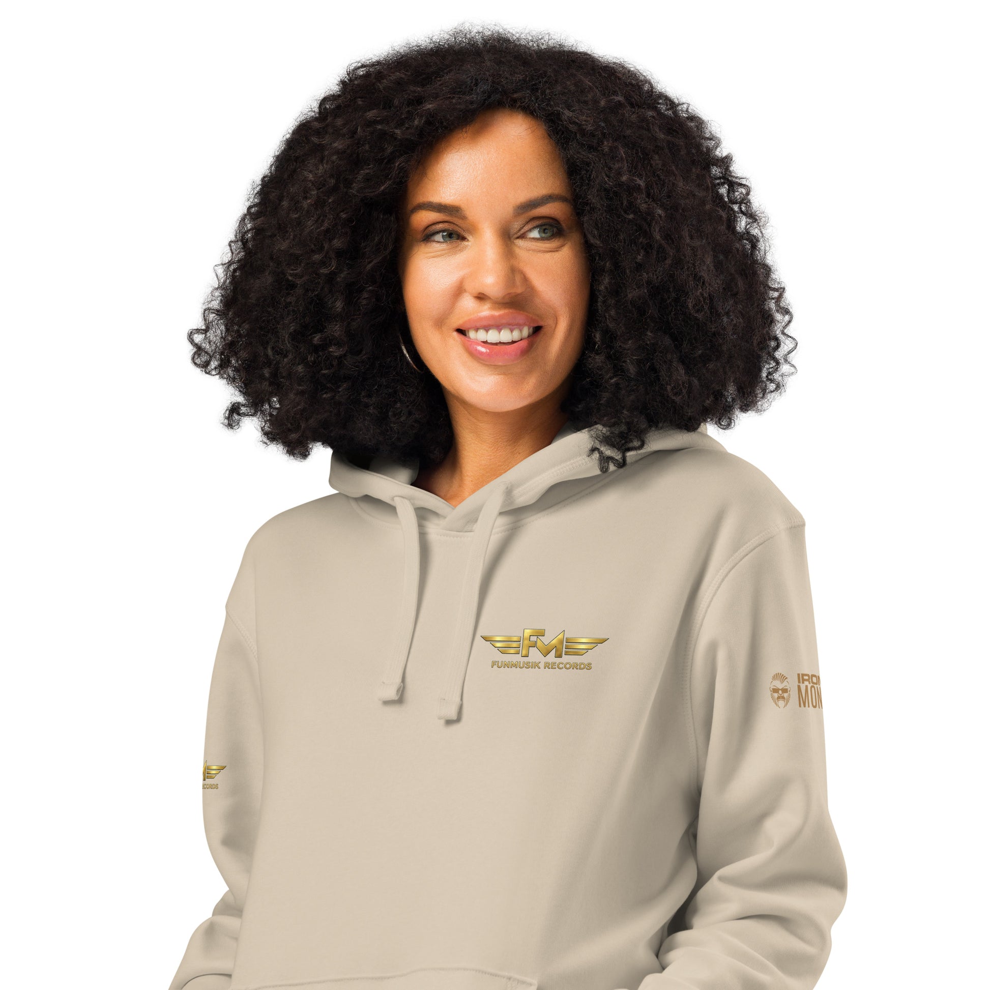 Unisex Bio-Hoodie von Sportswear Iron Monkey 23 mit Drum-Motiv auf Vorderseite, nachhaltiger Midweight-Hoodie in Desert Dust Farbe