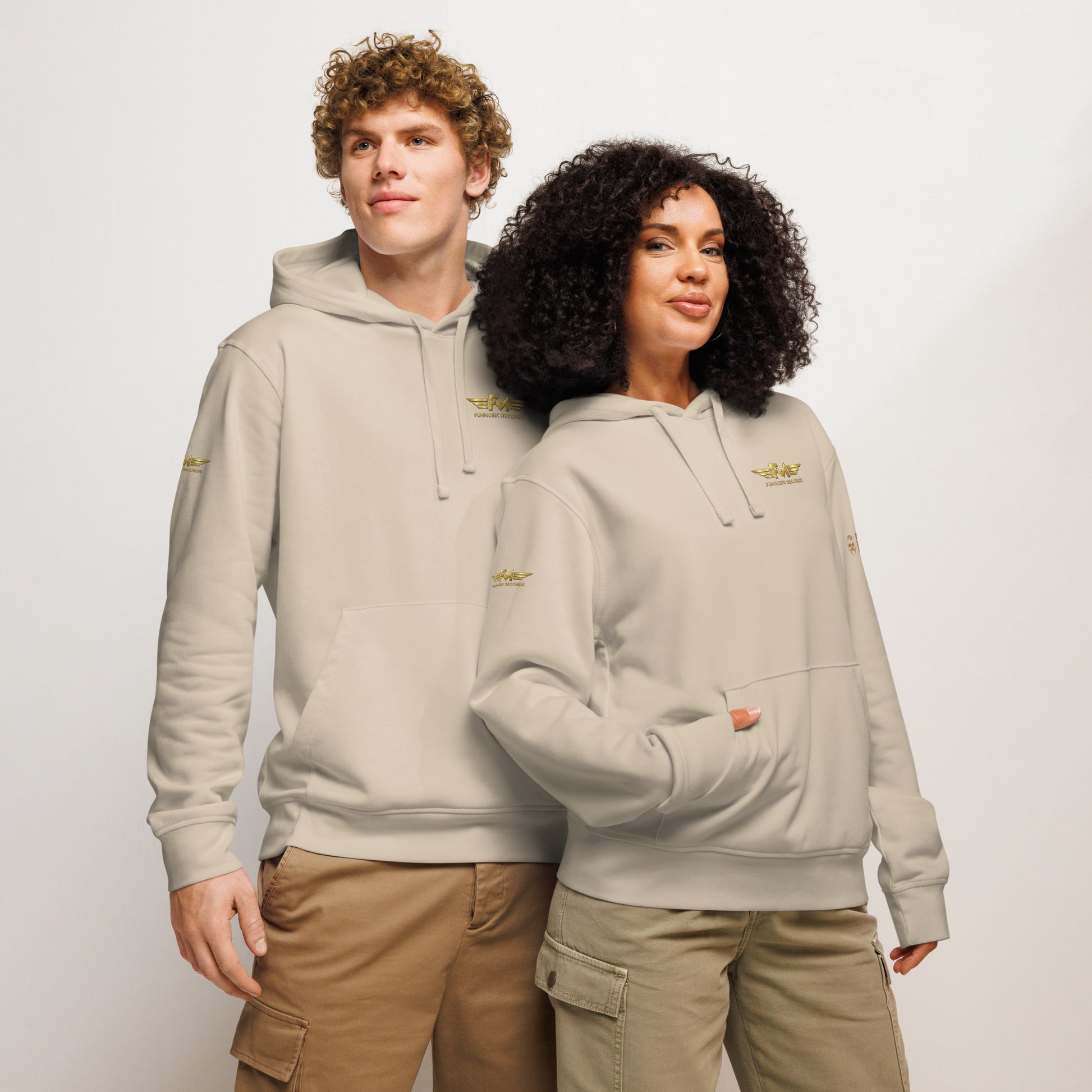 Unisex Bio-Hoodie von Sportswear Iron Monkey 23, nachhaltiger Midweight Hoodie mit Desertsand-Farbton und Drum-Design auf der Vorderseite.