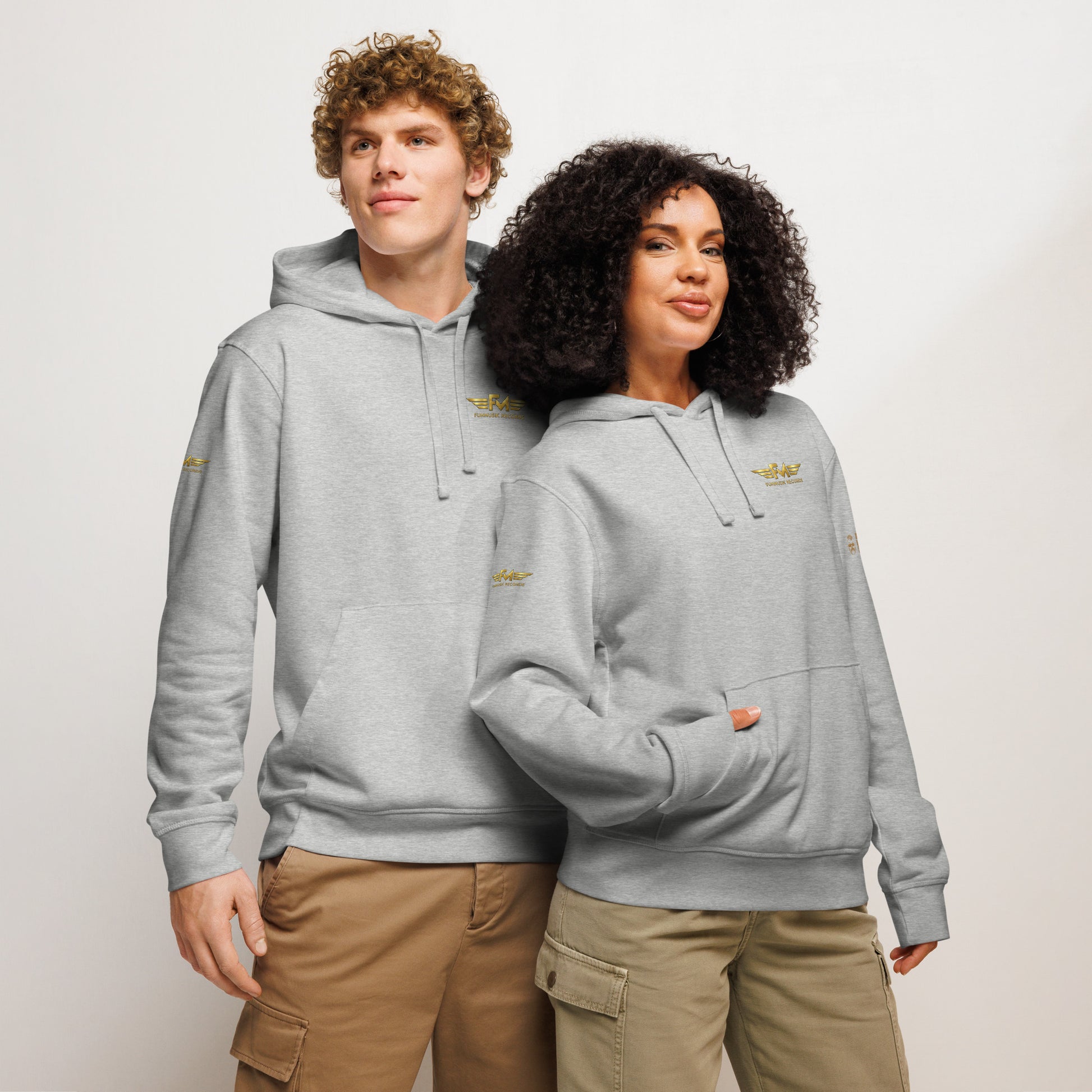 Unisex Bio-Hoodie von Sportswear Iron Monkey 23, nachhaltiger Midweight Hoodie in Heather-Grau, mit Drommert-Design vorne.