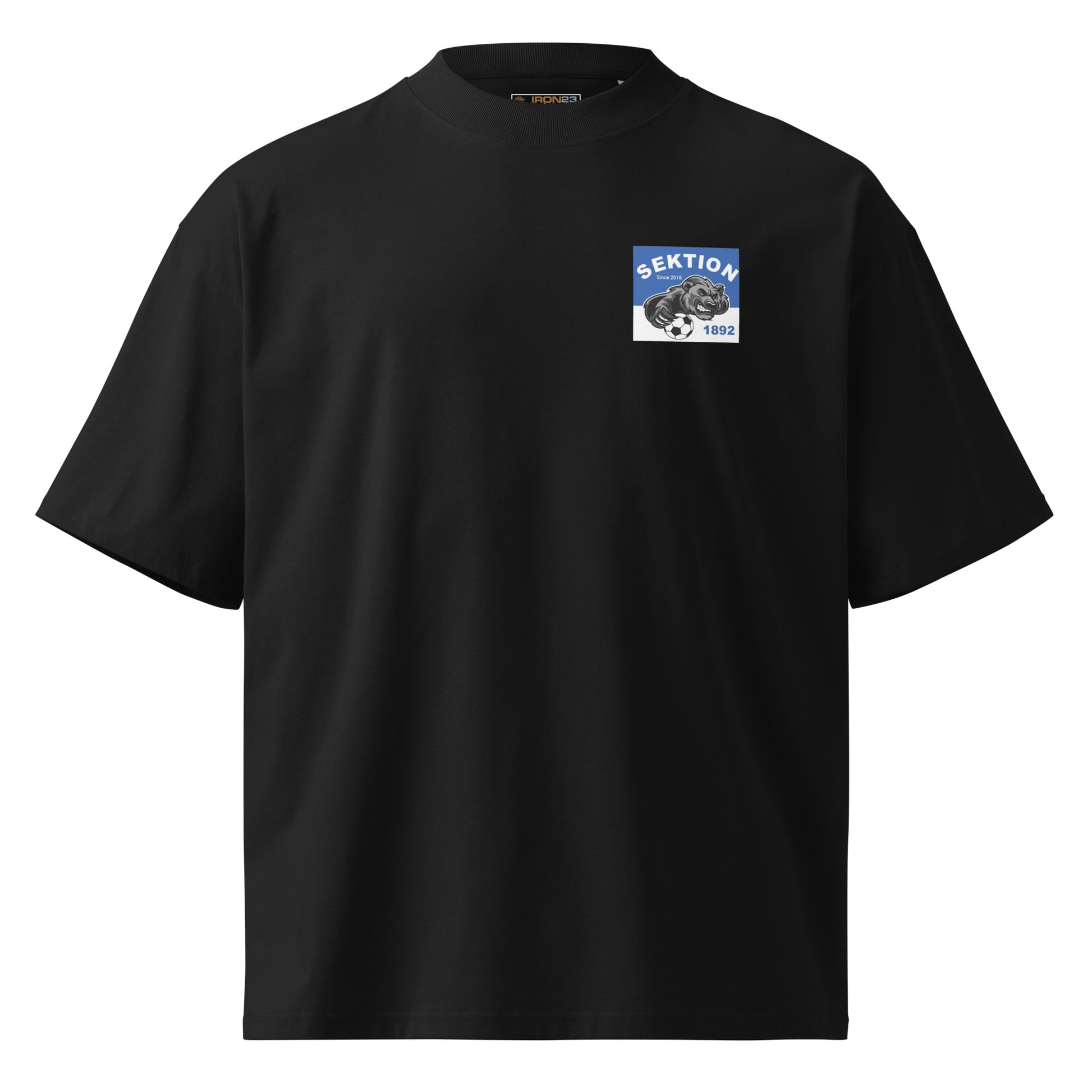Schwarzes oversized Bio-T-Shirt für Unisex von Sportswear Iron Monkey 23 mit breitem hohen Kragen, vorne sichtbar.