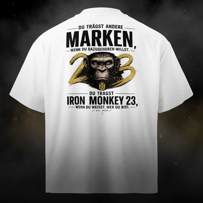 Weißes oversized Bio-T-Shirt für Unisex, aus 100% Bio-Baumwolle, mit hohem Kragen, von Sportswear Iron Monkey 23, Rückenansicht.