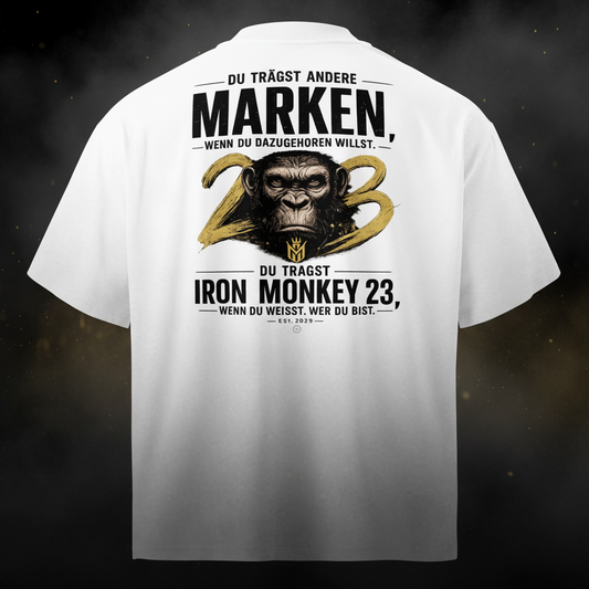 Weißes oversized Bio-T-Shirt für Unisex, aus 100% Bio-Baumwolle, mit hohem Kragen, von Sportswear Iron Monkey 23, Rückenansicht.