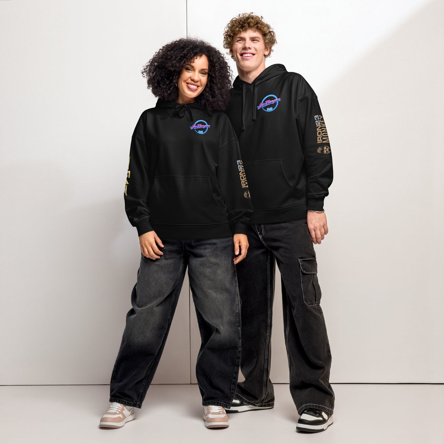 Lockerner unisex Bio-Hoodie von Sportswear Iron Monkey 23, schwarzer Oversized-Style, nachhaltiges Bio-Material, entspannter Look.