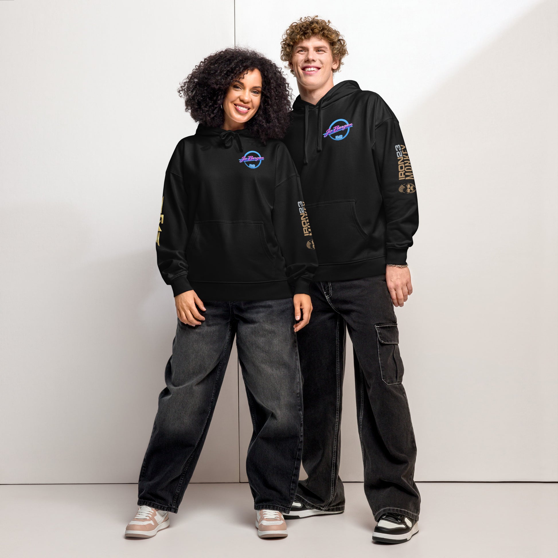 Lockerner unisex Bio-Hoodie von Sportswear Iron Monkey 23, schwarzer Oversized-Style, nachhaltiges Bio-Material, entspannter Look.