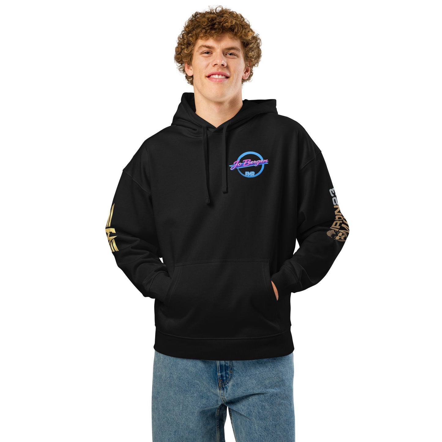 Schwarzer Unisex Bio-Hoodie von Sportswear Iron Monkey 23, lockerer Schnitt, nachhaltige Bio-Baumwolle, frontales Design.