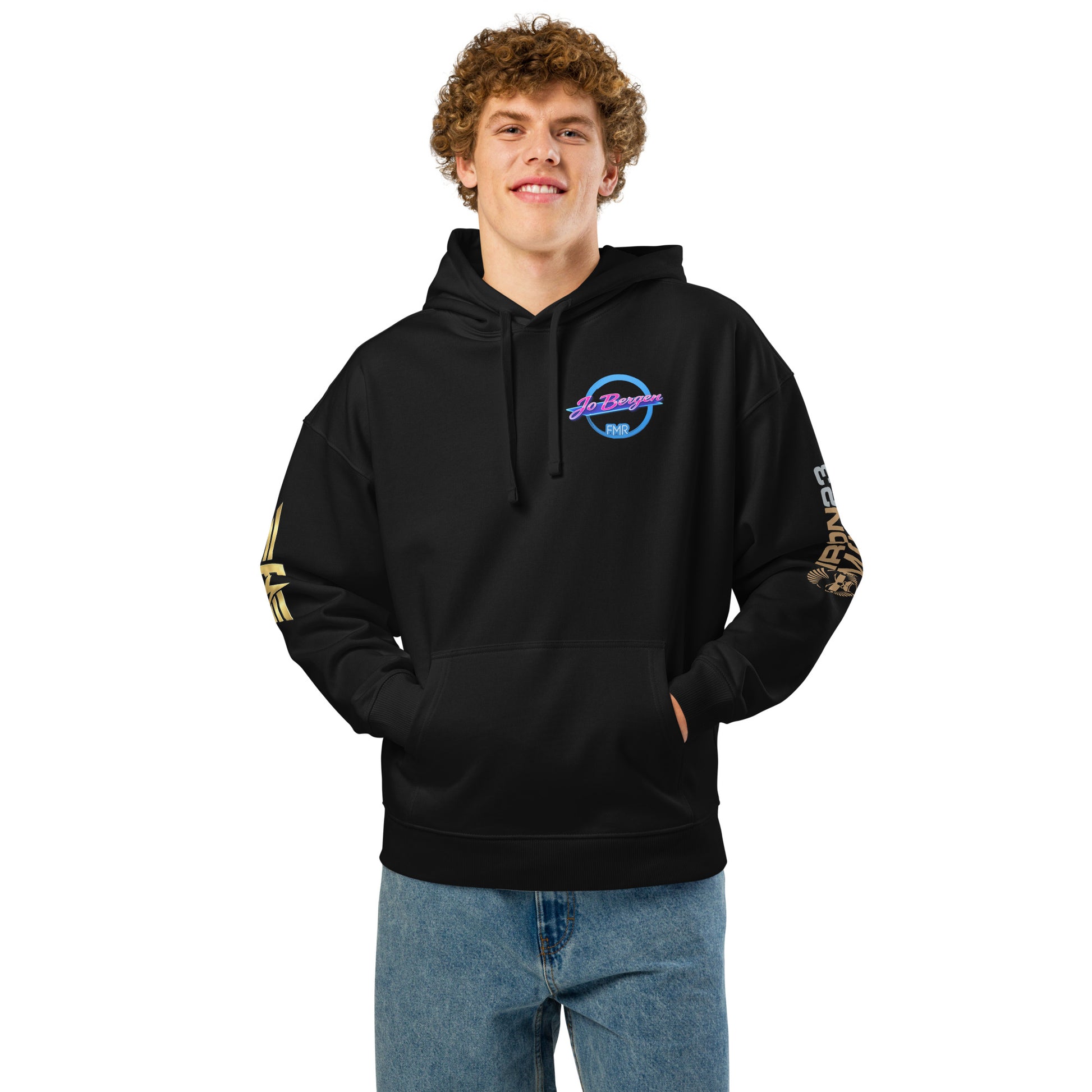 Schwarzer Unisex Bio-Hoodie von Sportswear Iron Monkey 23, lockerer Schnitt, nachhaltige Bio-Baumwolle, frontales Design.