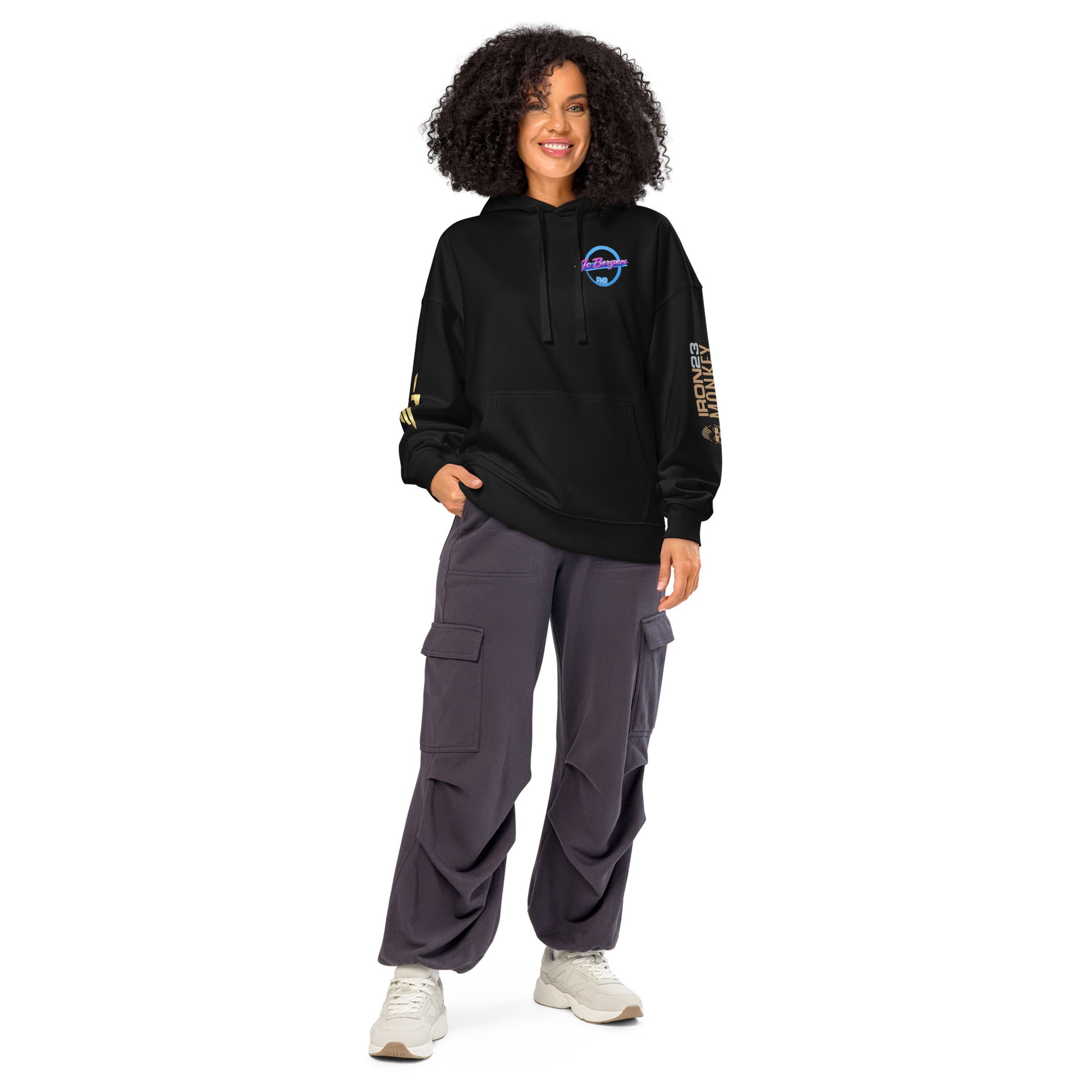 Schwarzer Bio-Hoodie von Sportswear Iron Monkey 23, unisex, locker geschnitten, nachhaltiges Design, vorne sichtbar.