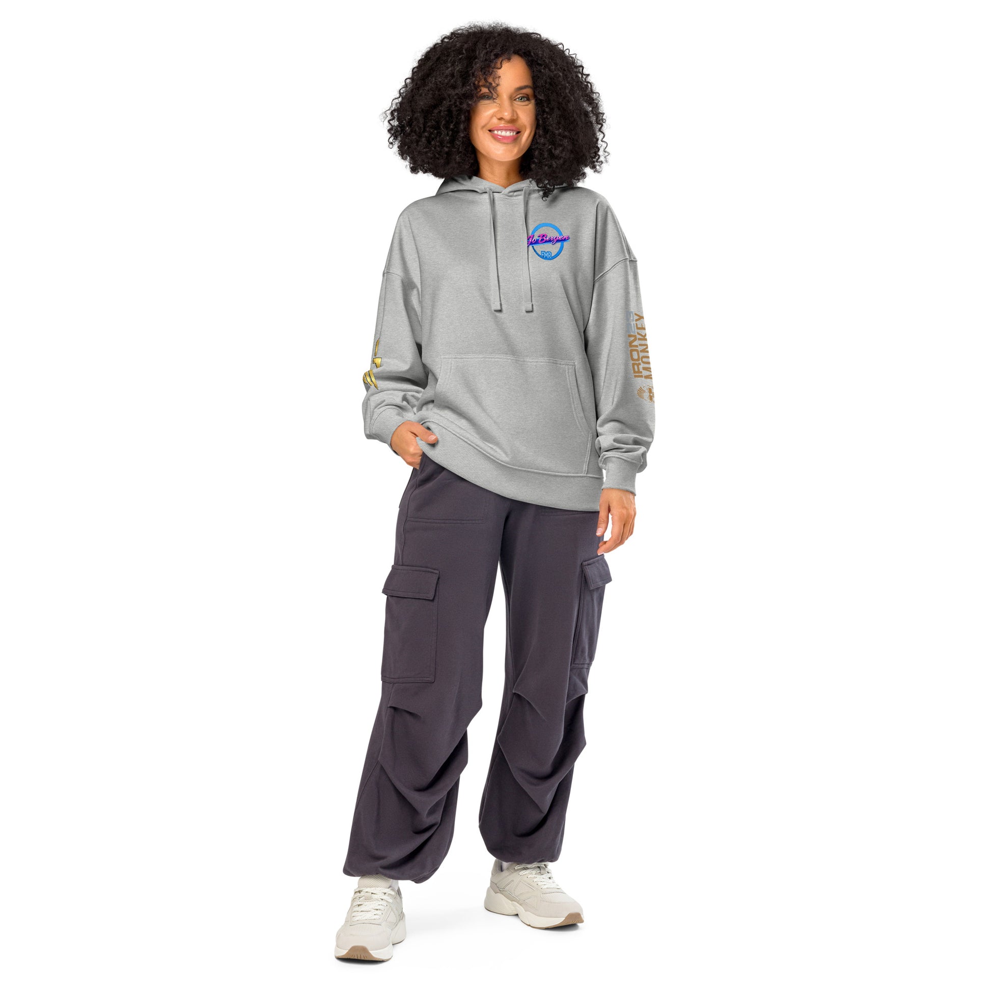 Unisex Bio-Hoodie von Sportswear Iron Monkey 23, lockerer Schnitt, in heather-grau, nachhaltiges Bio-Material, frontansicht.