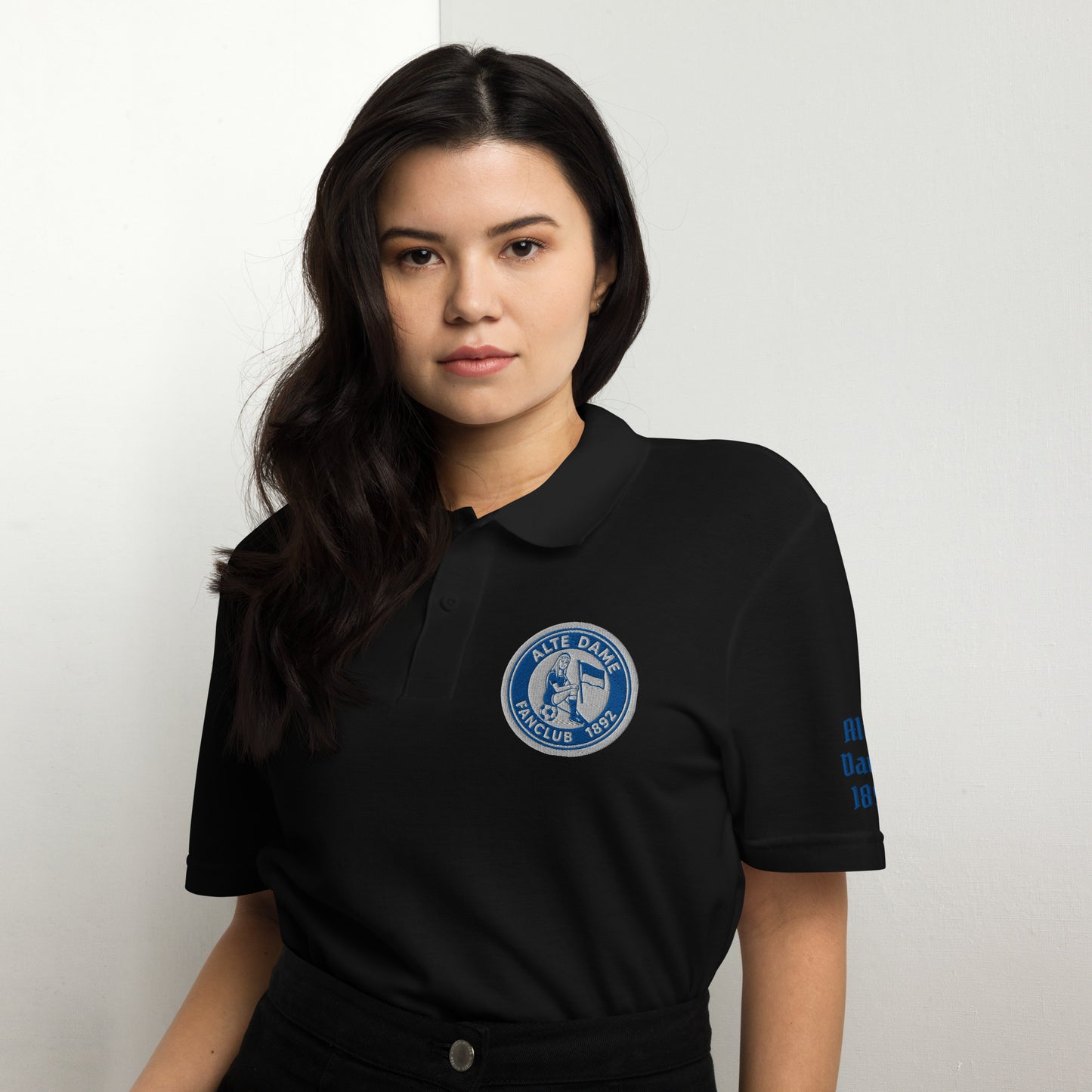 Unisex Piqué-Poloshirt in Schwarz mit Fanclub Alte Dame 1892 Logo, Sportswear Iron Monkey 23, vorne sichtbar.