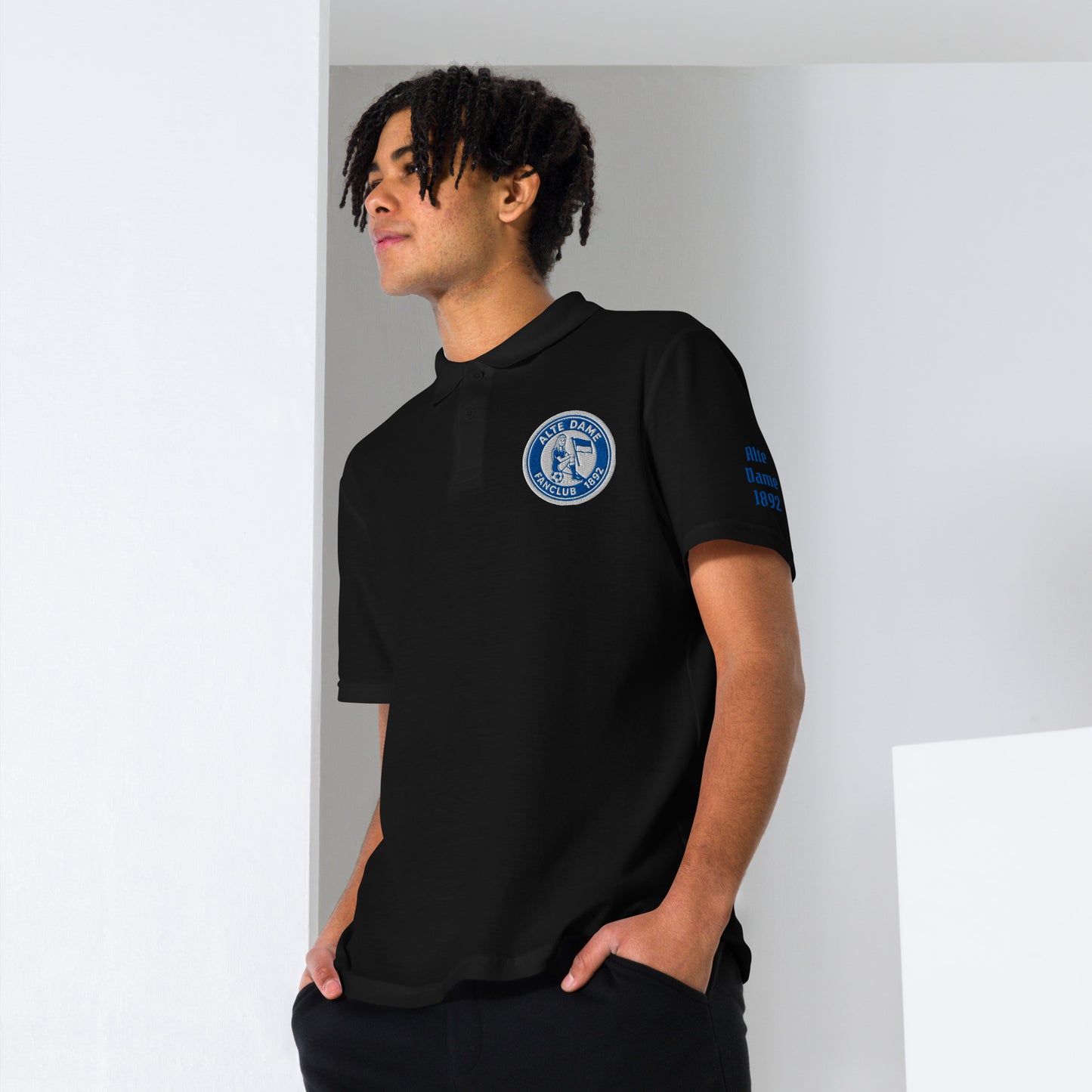 Unisex Piqué-Poloshirt in Schwarz mit Fanclub Alte Dame 1892 Logo, Sportswear Iron Monkey 23, Vorderansicht