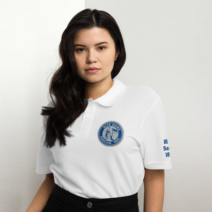 Unisex Piqué-Poloshirt der Marke Sportswear Iron Monkey 23 in Weiß mit Fanclub Alte Dame 1892 Logo, vorne sichtbar.