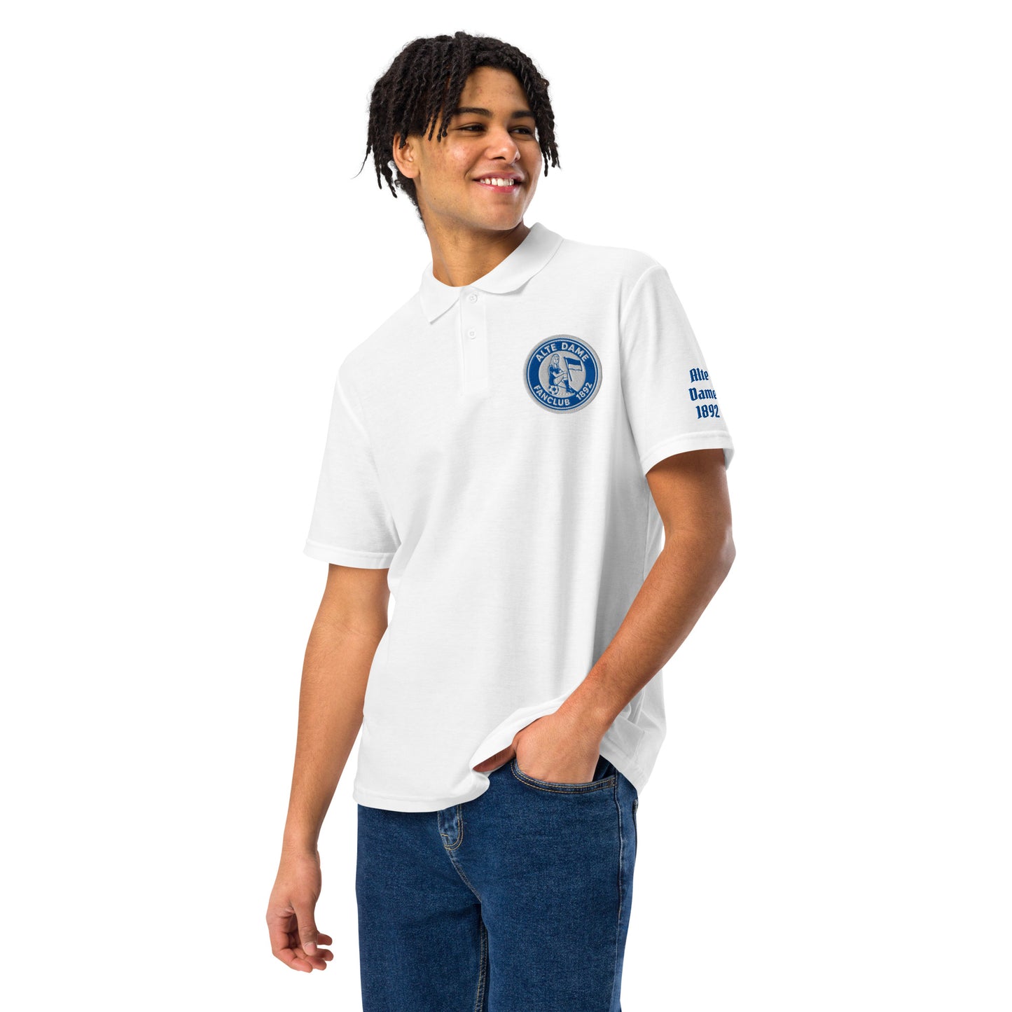 Unisex Piqué-Poloshirt der Marke Sportswear Iron Monkey 23 in Weiß mit Fanclub Alte Dame 1892 Print, Vorderansicht.