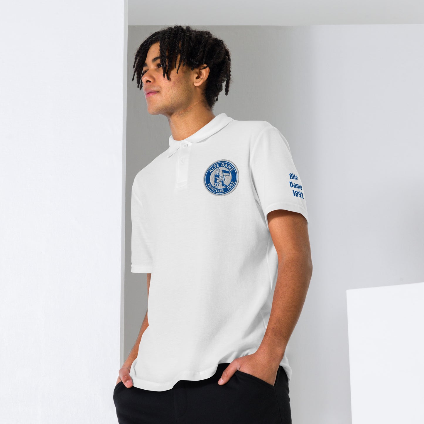 Unisex Piqué-Poloshirt in Weiß mit Fanclub Alte Dame 1892 Logo, Sportswear Iron Monkey 23, auf weißem Hintergrund.