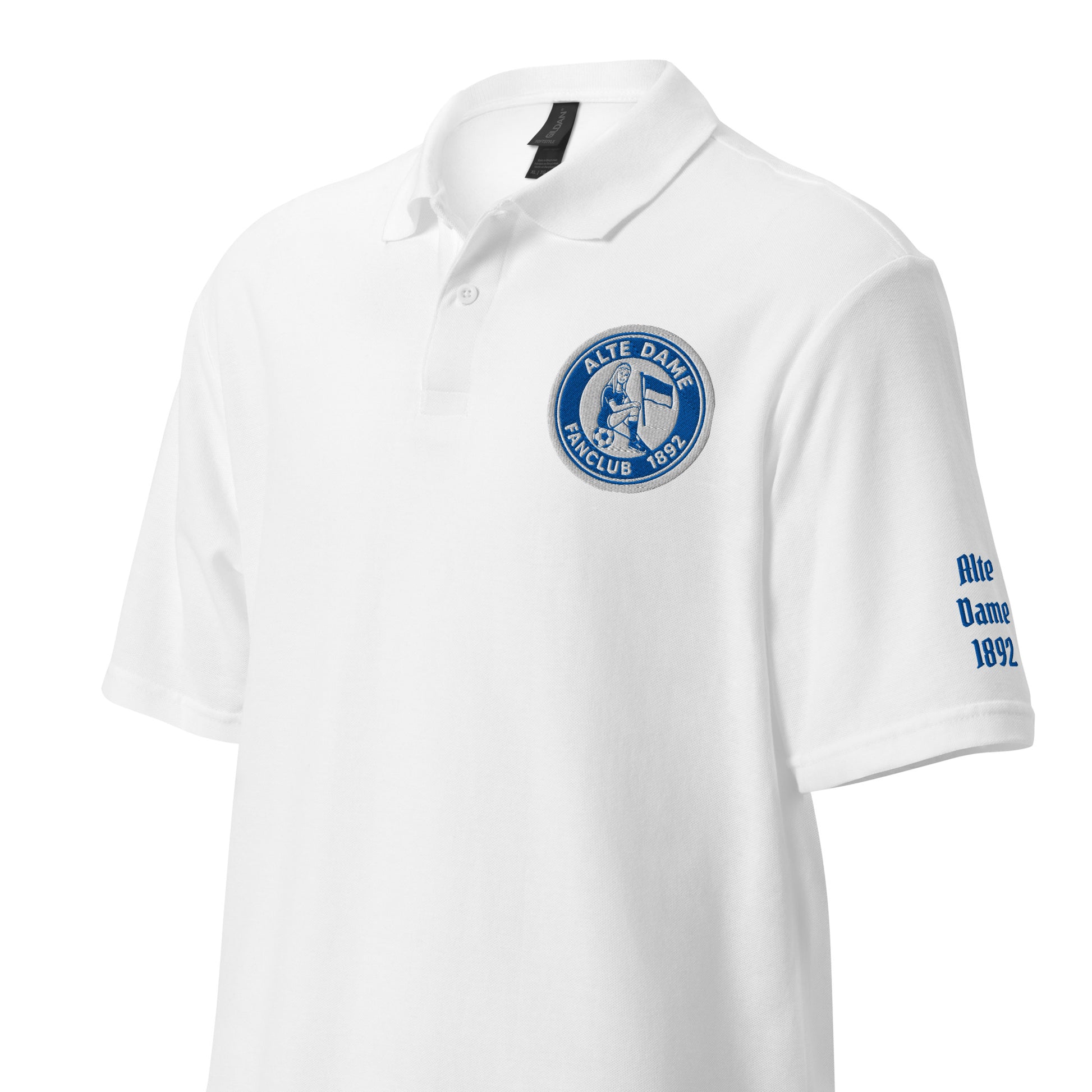 Unisex Piqué-Poloshirt der Marke Sportswear Iron Monkey 23 in Weiß mit Fanclub Alte Dame 1892 Logo, links vorne sichtbar