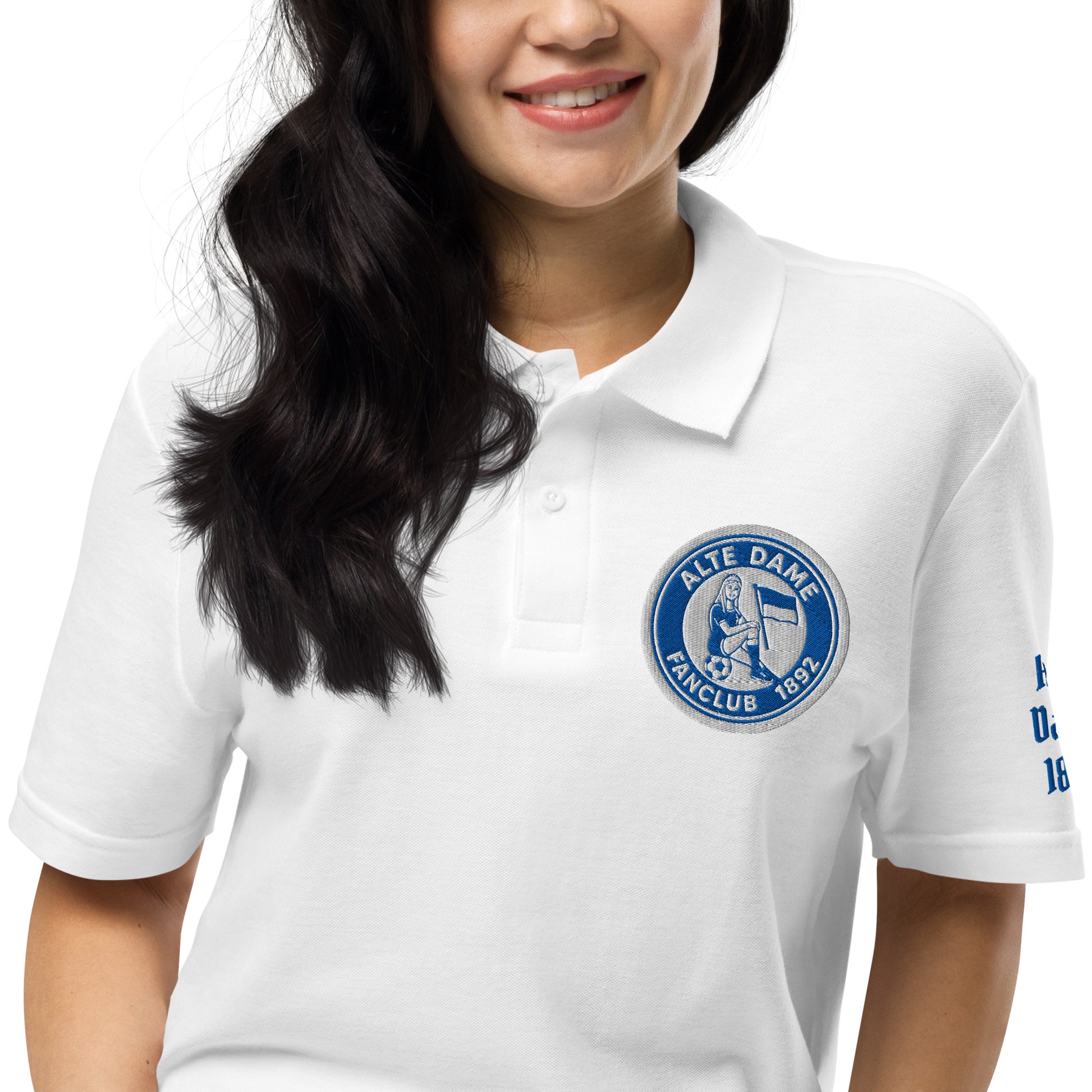 Unisex Piqué-Poloshirt von Sportswear Iron Monkey 23 in Weiß mit Fanclub Alte Dame 1892 Logo, Nahaufnahme.