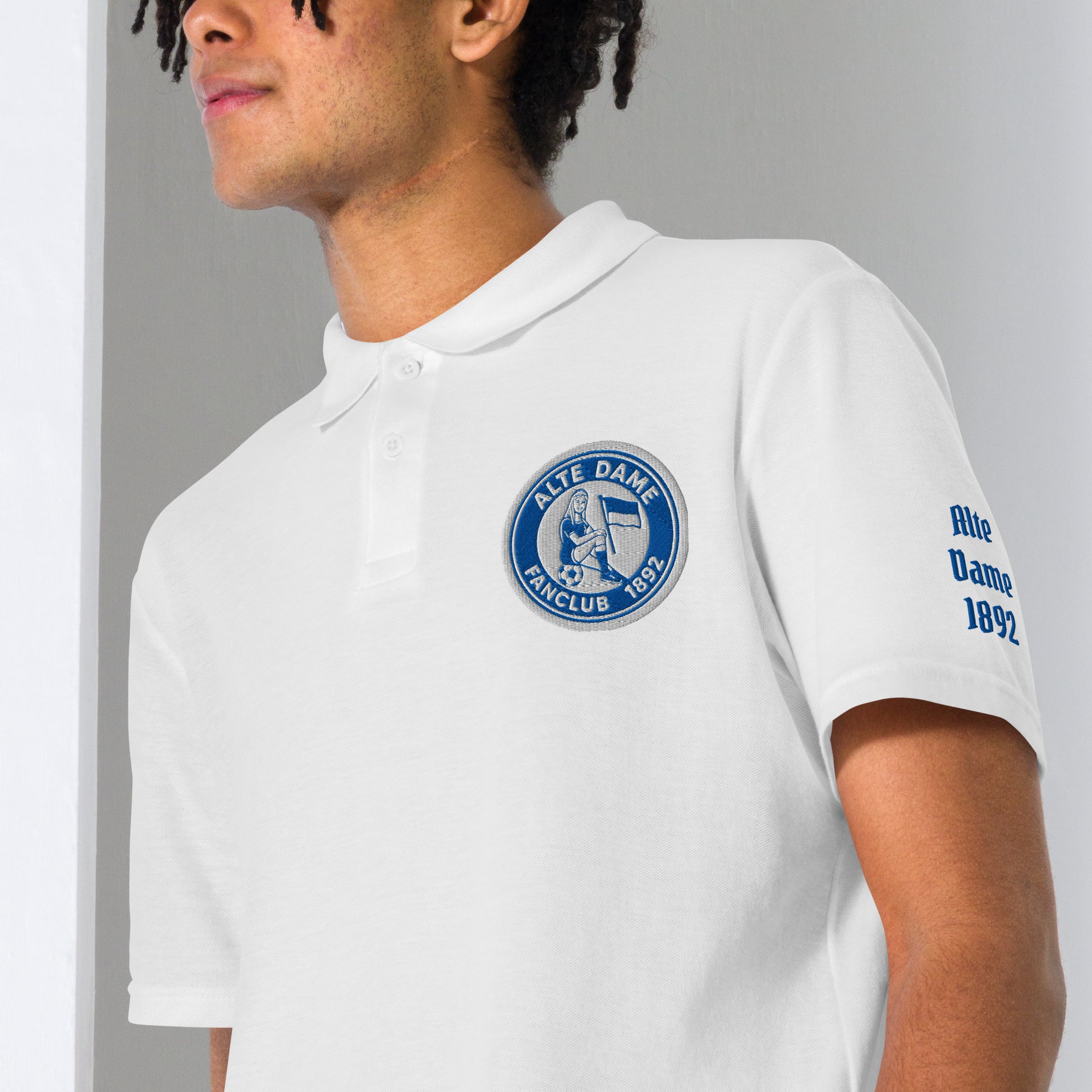 Unisex Piqué-Poloshirt in Weiß von Sportswear Iron Monkey 23 mit Fanclub Alte Dame 1892 Logo, Nahaufnahme.
