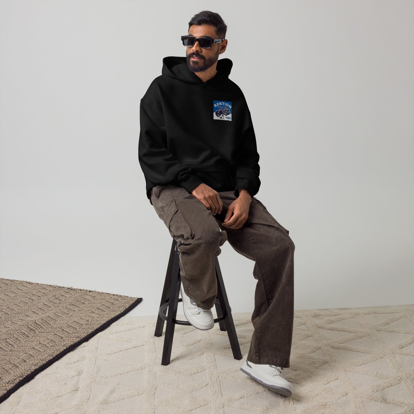 Schwarze Unisex-Hoodie von Sportswear Iron Monkey 23, entspannte Passform, Vorderseite sichtbar, bequemer Freizeitlook