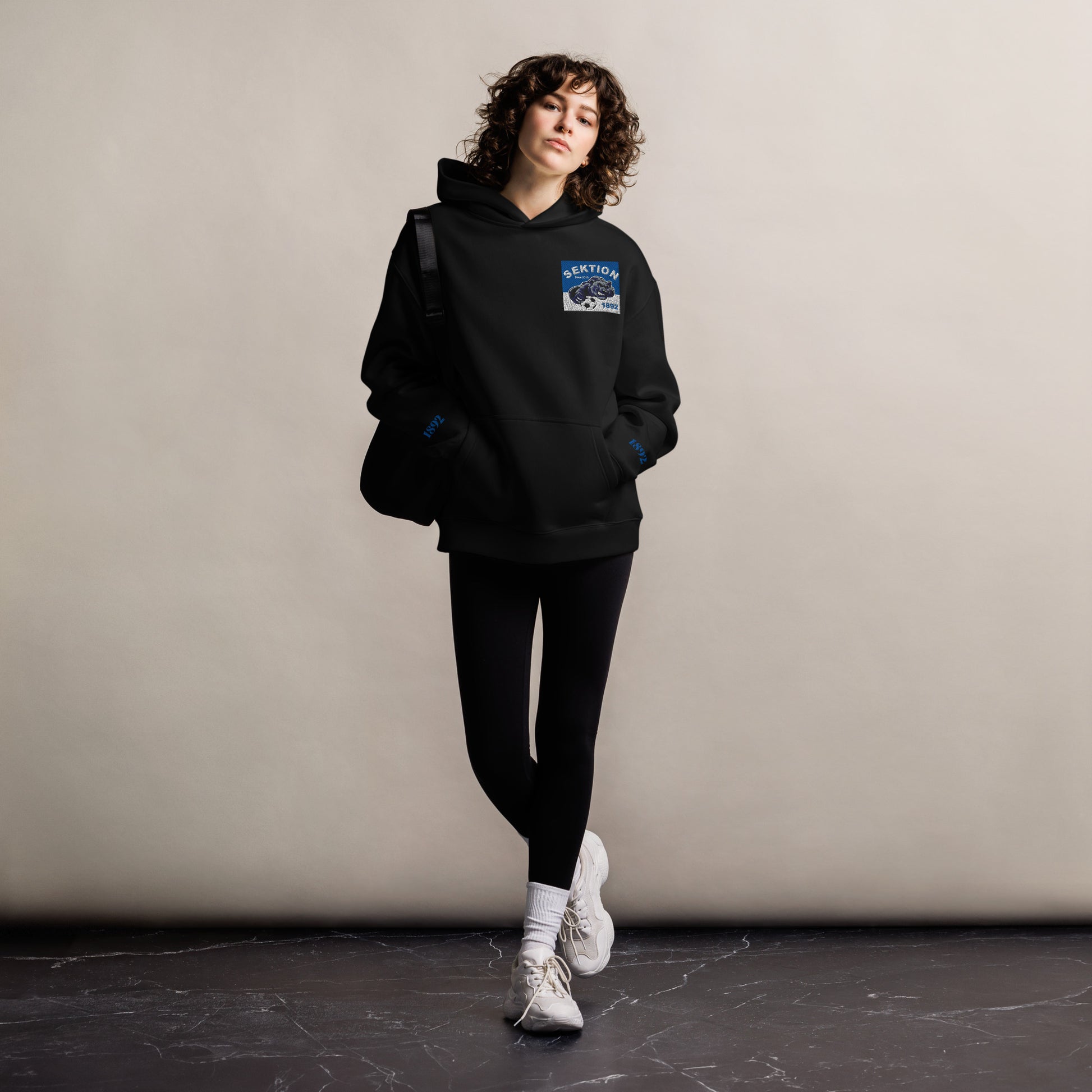 Schwarze Unisex-Hoodie von Sportswear Iron Monkey 23, oversized, entspannte Passform, vorn sichtbar, bequemes Design